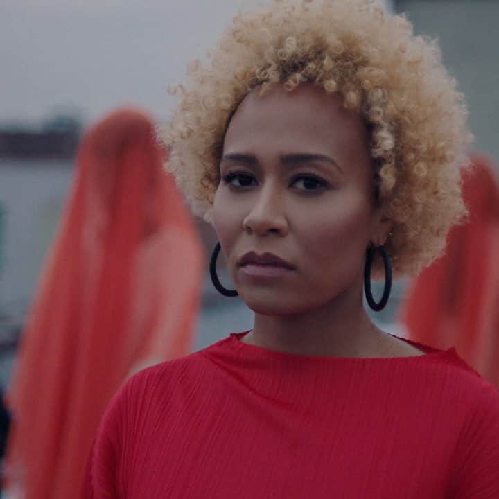 Emeli Sandéのインスタグラム：「Here it is!  Had a wonderful time working with the incredible director Sarah McColgan and her powerful team in NYC. Thank you to all the beautiful women involved in this video - there was magic in the room and a true sense of sisterhood!  And thank you @elleuk for the premiere! https://EmeliSande.lnk.to/SparrowVideo」