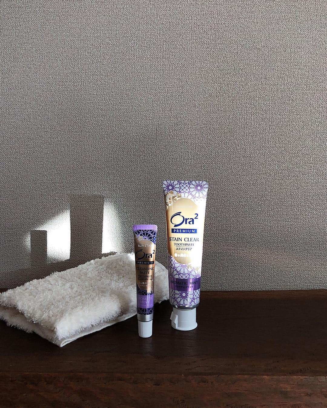 ayuさんのインスタグラム写真 - (ayuInstagram)「. 歯のホワイトニングにはずっと興味があるものの...ちびっこいたりして時間もとれず、そして高額なイメージもあり💸なかなか通うのは難しいなぁって思ってて。 ステインがつきやすいと言われている、お茶もチョコレートも赤ワインも大好きなので、全くケアしないのはどうなのかと...思っておりました😑💭 普段の歯磨きで少しでも何かできたら...🙏いう私の願いを叶えてくれたこのシリーズ✨ 個人的にジャリジャリが入ってる歯磨き粉って苦手なんだけど、、これは本当に小さな粒子で全く不快感なく磨けました！ 磨いたあともお口スッキリ🦷 . 「ベーシックケア」のプレミアムペーストと、週1回使う＋αの「スペシャルケア」のクレンジングペーストのライン使いでしばらくケアいこうと思います♡🦷♡ どちらもスマートなので置くところかさばらずスッキリ。しかもかわいいパッケージにテンションがあがります☺️ . 商品名は ☑︎オーラツー プレミアム クレンジングペースト ☑︎オーラツー プレミアム ステインクリア ペースト です🦷 . #Ora2 #オーラルコスメ#２つのライン使い#PR」3月26日 21時02分 - memeyuyu