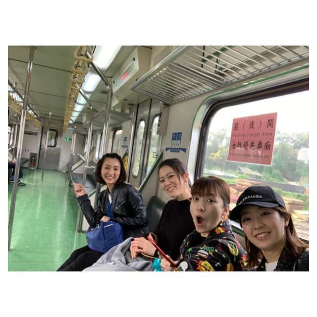 早乙女わかばさんのインスタグラム写真 - (早乙女わかばInstagram)「.﻿ ✈️わかばtrip ✈️台湾2日目❤️﻿ ﻿ 朝から足つぼマッサージを受け、﻿ ﻿ 台北にて昼食をとり、﻿ ﻿ いざメインイベント‼️‼️‼️﻿ ﻿ 『台湾のウユニ塩湖』﻿ と呼ばれる『高美湿地』へ﻿ ﻿ ネットで行き方を調べるとかなり難しいとの声が多く…我らはとってもビビっていました😖💦﻿ ﻿ 新幹線とローカル電車を乗り継ぎ…🚃﻿ ﻿ なんと‼️﻿ とってもスムーズに行けました😍✨﻿ ﻿ そして…素晴らしい景色が見えました😭💕﻿ 晴れ女のタカラジェンヌの力で綺麗な夕陽が✨﻿ ちなみに私は雨女なので、大変心配しておりましたが皆様の晴れパワーに負けました🤣﻿ ﻿ またこの行き方ブログに載せたいと思います☺️﻿ ﻿ 帰りはタピオカを買って帰ります。﻿ １日1タピ🤤💕﻿ ﻿ #わかばtrip ﻿ #旅﻿ #台湾﻿ #高美湿地﻿ #晴れ女﻿ #タカラジェンヌ﻿ #ウユニ塩湖」3月26日 21時02分 - s_wakaba.94