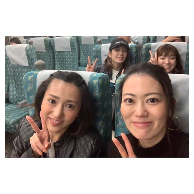 早乙女わかばさんのインスタグラム写真 - (早乙女わかばInstagram)「.﻿ ✈️わかばtrip ✈️台湾2日目❤️﻿ ﻿ 朝から足つぼマッサージを受け、﻿ ﻿ 台北にて昼食をとり、﻿ ﻿ いざメインイベント‼️‼️‼️﻿ ﻿ 『台湾のウユニ塩湖』﻿ と呼ばれる『高美湿地』へ﻿ ﻿ ネットで行き方を調べるとかなり難しいとの声が多く…我らはとってもビビっていました😖💦﻿ ﻿ 新幹線とローカル電車を乗り継ぎ…🚃﻿ ﻿ なんと‼️﻿ とってもスムーズに行けました😍✨﻿ ﻿ そして…素晴らしい景色が見えました😭💕﻿ 晴れ女のタカラジェンヌの力で綺麗な夕陽が✨﻿ ちなみに私は雨女なので、大変心配しておりましたが皆様の晴れパワーに負けました🤣﻿ ﻿ またこの行き方ブログに載せたいと思います☺️﻿ ﻿ 帰りはタピオカを買って帰ります。﻿ １日1タピ🤤💕﻿ ﻿ #わかばtrip ﻿ #旅﻿ #台湾﻿ #高美湿地﻿ #晴れ女﻿ #タカラジェンヌ﻿ #ウユニ塩湖」3月26日 21時02分 - s_wakaba.94