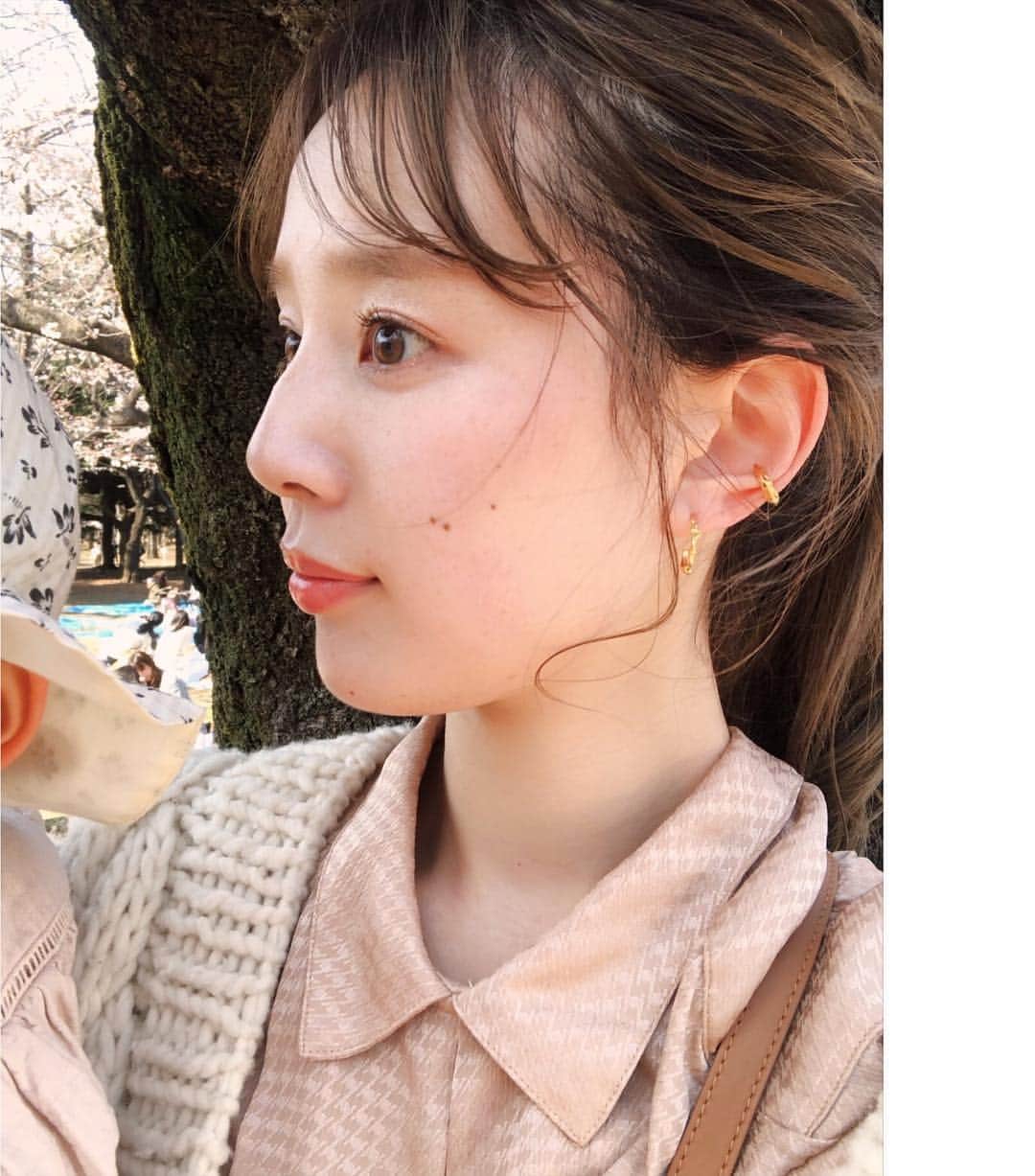 目見田早弥子のインスタグラム：「| 🌸 今日は @ryo_hair がメイクしてくれました𓈒𓂂 マスカラは自分でしました。 以前ホットビューラーについて ご質問いただきましたが、 私はPanasonicのものを使っています。 どこのどのホットビューラーが良い！というのは 特にありませんが コーム型でまつ毛が綺麗に １本１本セパレートするタイプのものしか使いません。 根元からゆっくりとかして Cのような形をイメージしながら 圧をかけてカールを作っていくのがポイントです。 マスカラは最近は @toonecosmetics がお気に入りで ずっと使っています🌿」