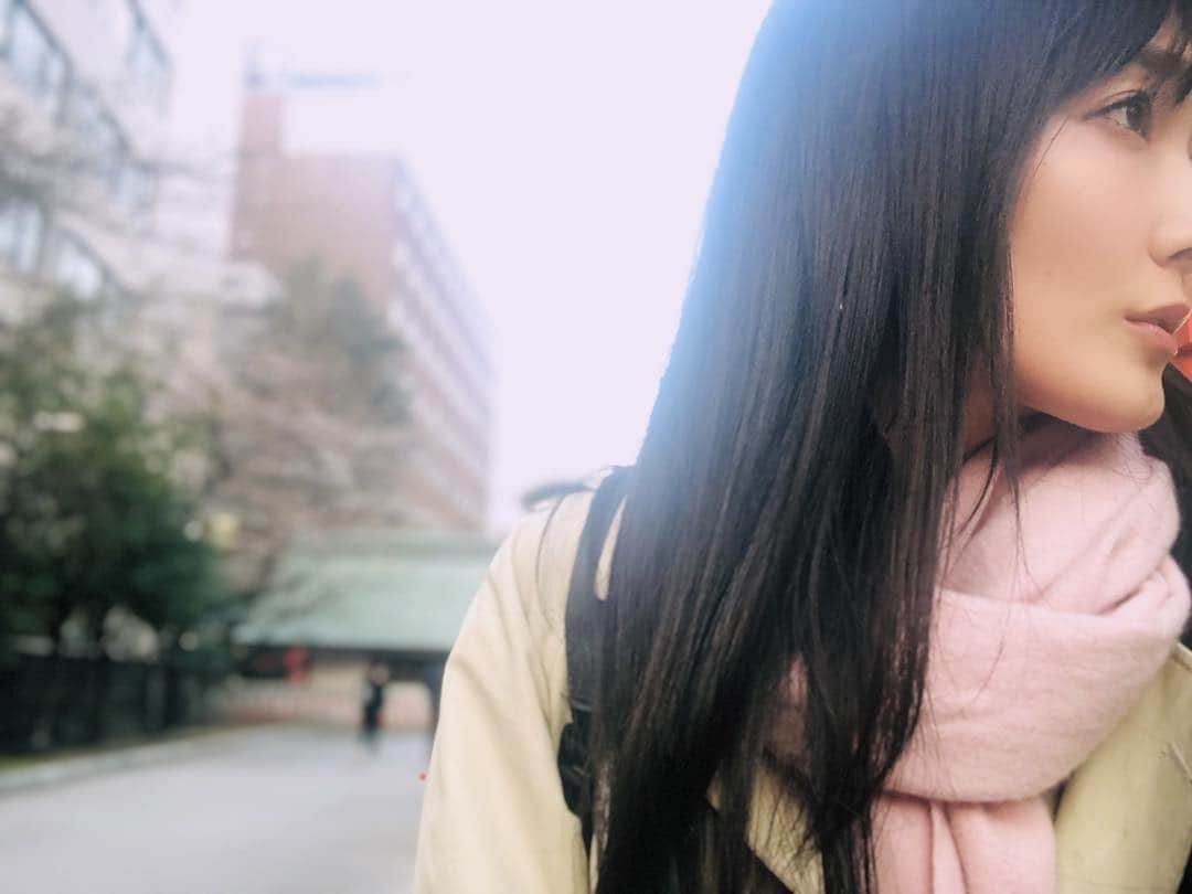 のインスタグラム：「トレンチだといつもより余計に歩きがち。 #burberry #トレンチコート #あったかい #老舗は伊達じゃない #寄り道しがち #花園神社 #新宿 #合間の散歩 #大事な小休止」