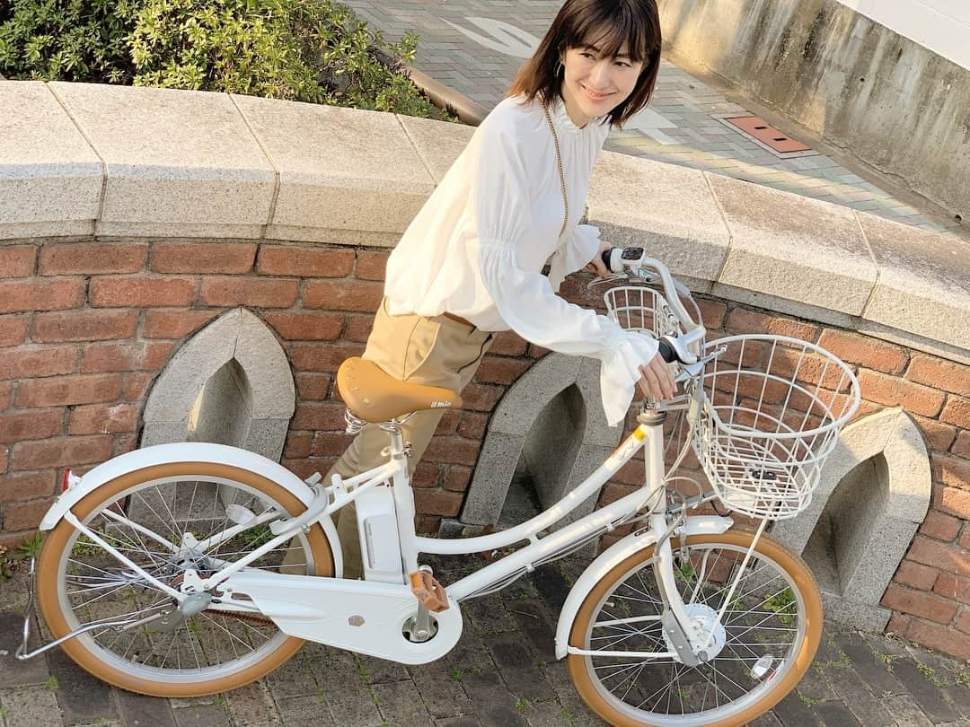 前田ゆかさんのインスタグラム写真 - (前田ゆかInstagram)「今日は一日 #イルミオ でお出掛け ・ ・ イルミオライフ約1ヶ月！ 走りながら自動充電を使っているから充電がなくなりにくいのはほんとでした！ (約1ヶ月持ちました)  ちょっとオシャレしても出掛けたくなる電動自転車。 出掛けるのが楽しみになってます！ @story_love40 と #ブリジストン コラボ自転車 #storymag #電動自転車 #イルミオ #イルミオライフ #ブリジストンサイクル #マジックバイク」3月26日 21時13分 - maeyuka