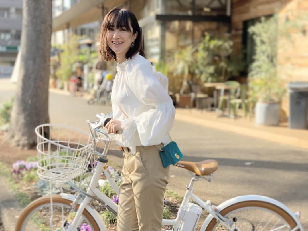 前田ゆかのインスタグラム：「今日は一日 #イルミオ でお出掛け ・ ・ イルミオライフ約1ヶ月！ 走りながら自動充電を使っているから充電がなくなりにくいのはほんとでした！ (約1ヶ月持ちました)  ちょっとオシャレしても出掛けたくなる電動自転車。 出掛けるのが楽しみになってます！ @story_love40 と #ブリジストン コラボ自転車 #storymag #電動自転車 #イルミオ #イルミオライフ #ブリジストンサイクル #マジックバイク」
