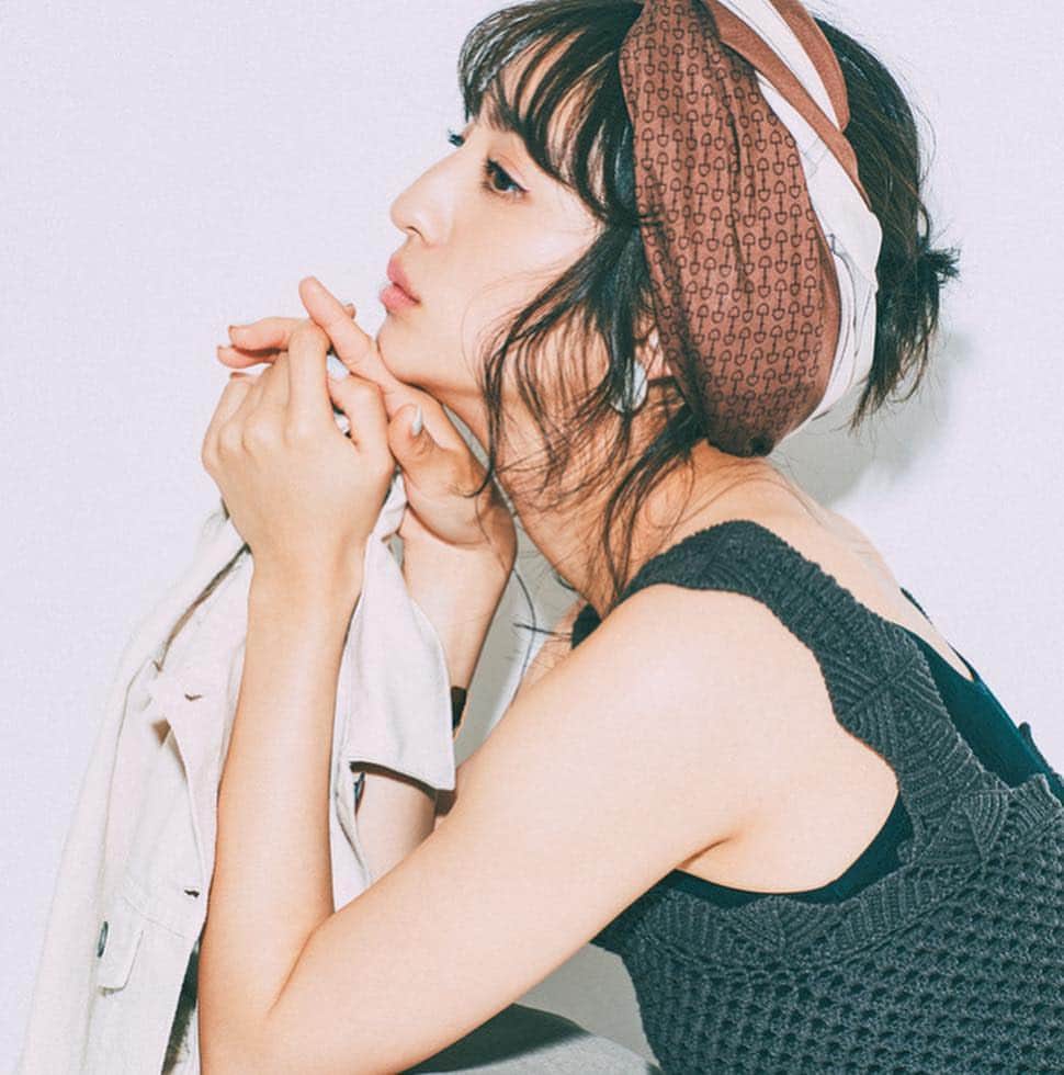 のインスタグラム：「発売中の5月号は、この春ヘビロテになりそうなコーデを、みんなが着たい順に1位から10位までランキング形式でお届け中！ ここでは、3位から1位までをカウントダウンします😃 今回ご紹介する第2位は…「ブラウン〜ベージュグラデ」。この春の1番の注目カラーのベージュは、ワントーンで着こなしたいという声多数でした！！次回は1位のコーデをお届けします👗  #堀田茜 #石川恋 #ベージュカラー」