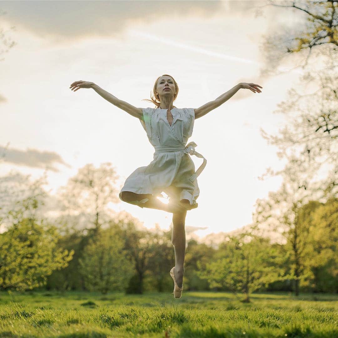 ballerina projectさんのインスタグラム写真 - (ballerina projectInstagram)「Iana Salenko in Kensington Gardens. #ballerina - @iana_salenko #kensingtongardens #london #ballerinaproject #ballerinaproject_ #ballet #dance #sunset #ianasalenko  The Ballerina Project book is now available for pre-order. Go to @ballerinaprojectbook for pre-order link and info. #ballerinaprojectbook Large format limited edition prints available for purchase at the link in our profile.」3月26日 21時16分 - ballerinaproject_