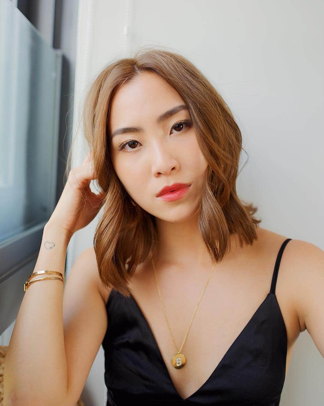 ソニアのインスタグラム：「You know me by now... I’m obsessed with achieving fresh and healthy skin 💫 @BobbiBrown’s Skin Long-Wear foundation does just that, and keeps my complexion looking even toned and naturally matte through my full day of shoots, meetings and studio work! . I even manage to make it to my night time events with my makeup on point even after 16 hours 💁🏼‍♀ . The good news? Bobbi Brown just launched 14 new shades and now has a total of 37 skin-true shades for everyone. It’s time to find your match! #BobbiBrownSG #makeup #skin #glow」