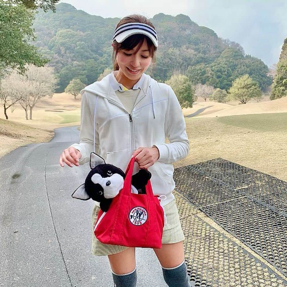 高沢奈苗さんのインスタグラム写真 - (高沢奈苗Instagram)「. 雨ゴルフ⛳️☔️😵 . 予報が夜中に変わってたみたいで… 最高気温18度の春ゴルフだと思って春の装いで向かったら、、、 気温低めの寒い寒い雨ゴルフでした🤣 . でも2組のワイワイゴルフ🏌️‍♀️ とーても楽しかった❣️😍 . ボローニャのメンバーは楽しいなぁ😍 . コーディネートは @standrews_jp 💛💛💛 . @vividgolf チェックしてたらニューバランスのボストンテリアのカートバックが可愛くて一目惚れ😍 このシリーズすきーーー♡ . ヘッドカバーと合わせて . . ⛳️難しい米原ゴルフ倶楽部！ スコアは🔴46.45.91 . 最近は難しい所でも優しい所でもスコアが変わりません🙃 . . . #golf #standrews #StANDREWS #vividgolf  #ゴルフ #ゴルフ女子 #ビビゴルフ #セントアンドリュース #ゴルフファッション #ゴルフコーディネート #春ゴルフコーディネート #米原ゴルフ倶楽部」3月26日 21時20分 - nanaetakasawa