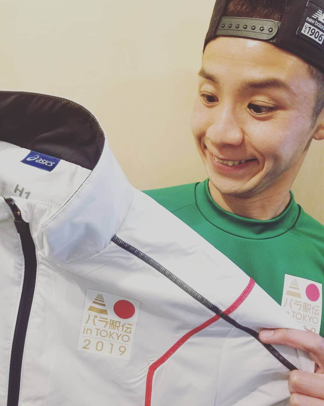 宇野けんたろうさんのインスタグラム写真 - (宇野けんたろうInstagram)「午前練習.Run10km+100m×3本！！ 午後練習.快調走11km(キロ3分46秒)！！ 二部練習を再開しましたね。頑張りましょう！！！ パラ駅伝のアシックスなかなか良い。 日本って感じのロゴがいいねー。 緑のTシャツは吉本チームのカラー。  #マラソン #マラソン大会 #アシックス #イトイテックス #ランナー #ランニング #ジョギング #走る #かけっこ #アスリート #芸人」3月26日 21時21分 - unokentarorun