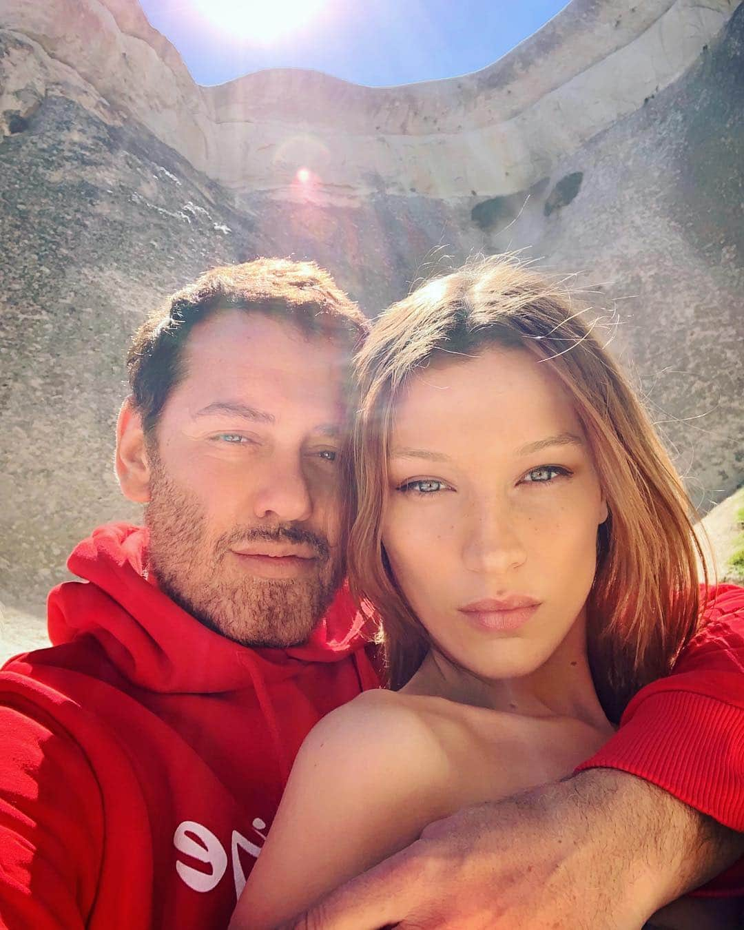 マート・アラスさんのインスタグラム写真 - (マート・アラスInstagram)「Day in Cappadocia ☀️ with my  gorgeous Bella 🔥 @bellahadid  #turkey #cappadocia」3月26日 21時32分 - mertalas