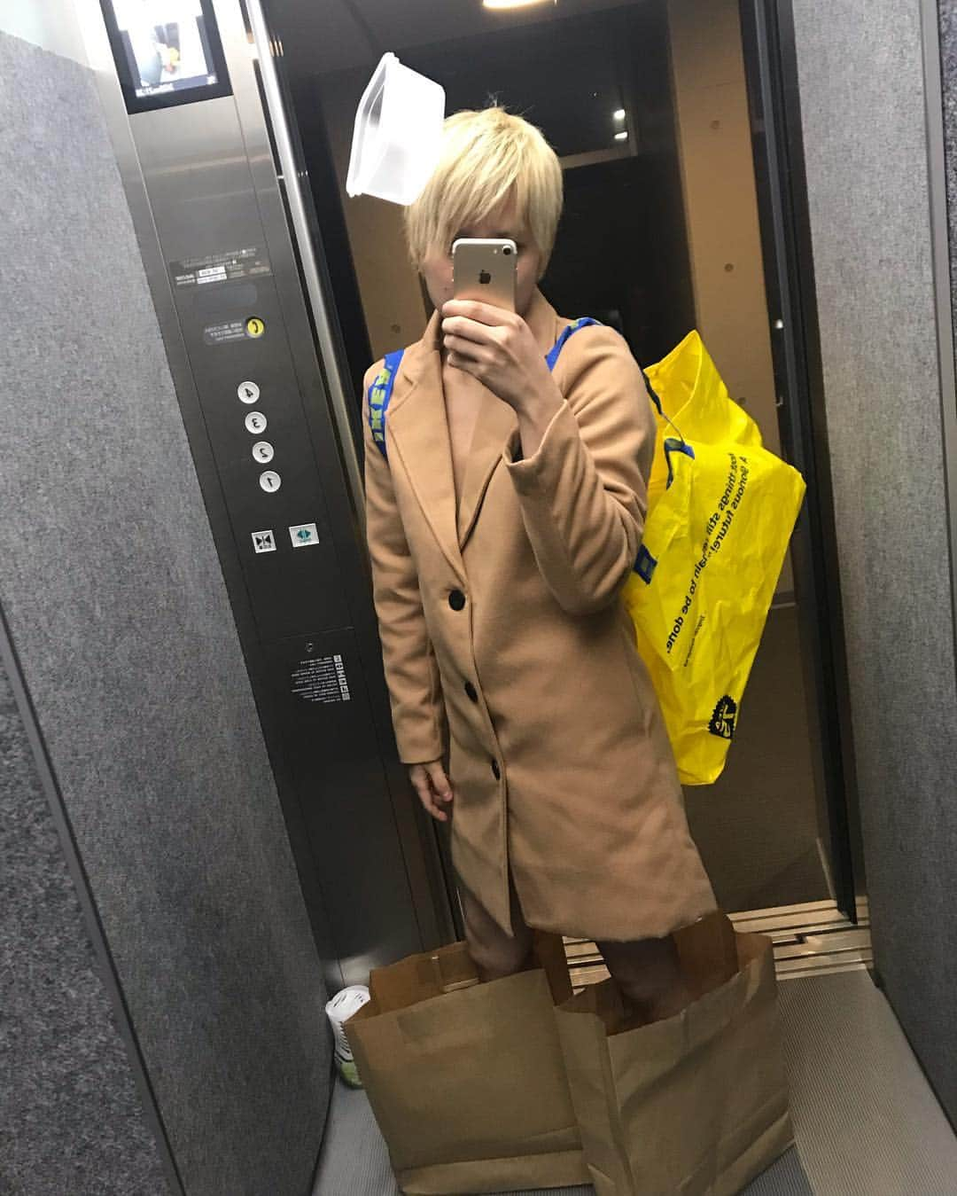 DAIKIさんのインスタグラム写真 - (DAIKIInstagram)「今日のコーデ。  ハット 108円 アウター 4000円 バック IKEA シューズ 12円  感想よろしくお願いします。 #CLUSTAR #Instagram #twins #brother #hair  #cool #linelive #artist #live #dance #accessory #だいき #堀越ついんず #双子 #毎日 #配信 #イケメン #仲良し #兄弟 #金髪 #髪型 #ダンス #歌 #アーティスト #ライブ #コーデ #かっこいい #面白い #オシャレ」3月26日 21時32分 - clustar_daiki