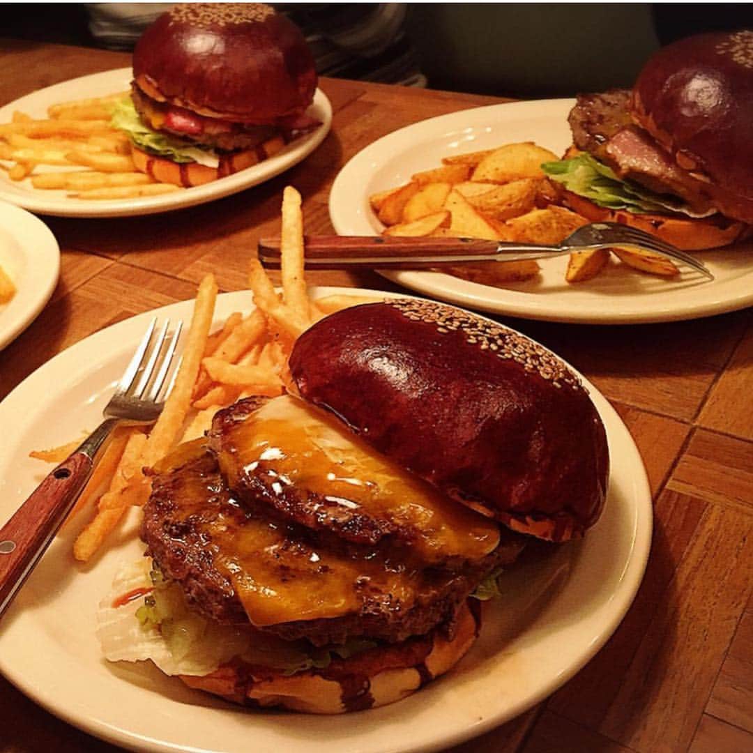 RETRIP<リトリップ>グルメさんのインスタグラム写真 - (RETRIP<リトリップ>グルメInstagram)「【RETRIP×原宿】 東京の有名ハンバーガー店の１つである「THE GREAT BURGER」。ハンバーガーの名店が集結している原宿にあり、若者から根強い人気を集めています。ほのかな甘みのふわふわなバンズ、ジューシーなパテ、そしてサイドディッシュまでこだわりを感じられます。アメリカ風の装飾がされた店内はとってもおしゃれで気分が上がりますよ！ . こちらのお写真は、 @ta28_gourmetlog さんからお借りしました。本当に素敵なお写真ありがとうございます！ . #retrip_原宿 #RETRIP #retrip_gourmet #原宿 #ハンバーガー #ザグレートバーガー #おしゃれ #絶品 #肉 #リトリップ #グルメ#ランチ #デート #retrip_ak #ボリューム満点  #フォトジェニック #グルメ #美味しい #インスタ映え  #グルメ旅 #グルメ好き . . 【RETRIPでグルメ検索！】 RETRIPでは各地の絶品グルメのお写真をお待ちしております。#retrip_〇〇 と最後に地名をつけて投稿されたお写真は、こちらのアカウントでご紹介させていただきます。旅行先の地名を入れることで、簡単にグルメ検索ができるので、ぜひ利用してみてください。  また、#retrip_gourmet をつけて投稿された絶品グルメのお写真は、こちらのアカウントでご紹介させていただきます。 . ▼RETRIP[リトリップ]のアプリは AppStore、GooglePlay「リトリップ」で検索！ プロフィールのURLからもダウンロードできます♬」3月26日 21時33分 - retrip_gourmet