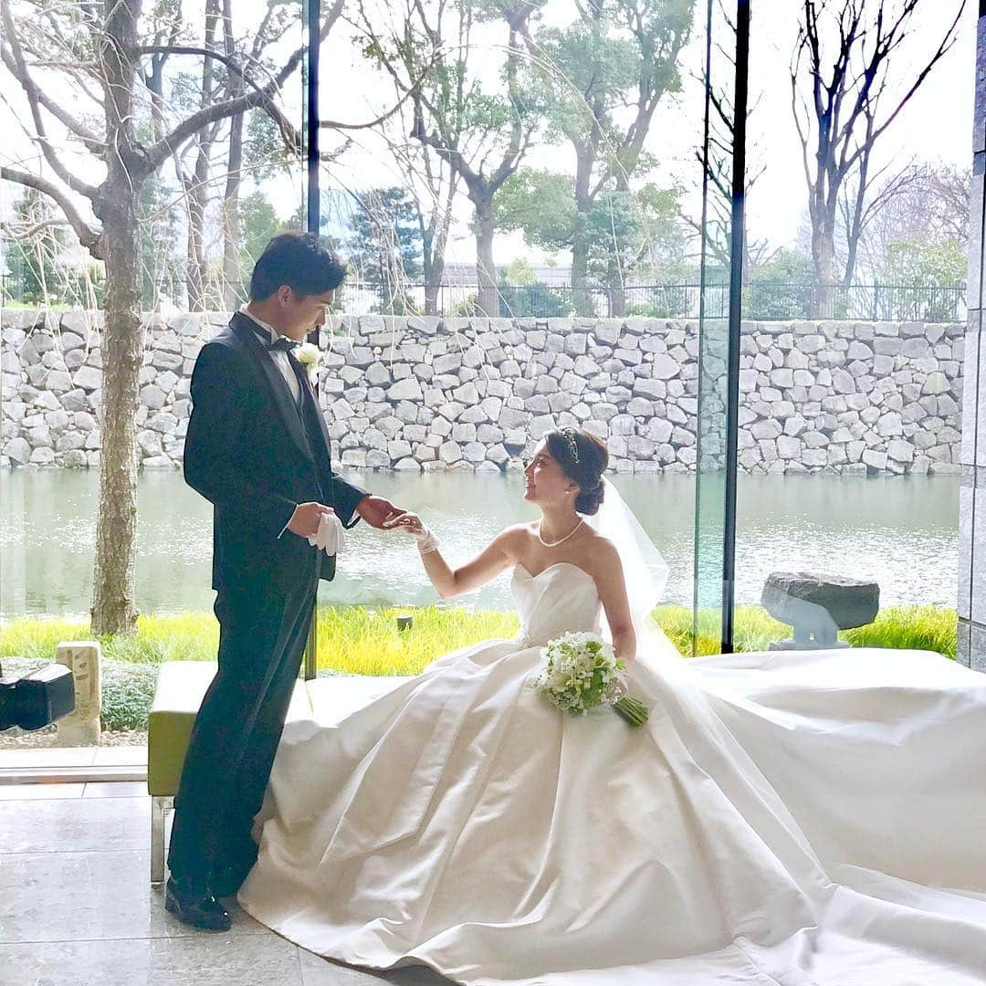 鷲見玲奈さんのインスタグラム写真 - (鷲見玲奈Instagram)「. 先日、大学時代の友人の結婚式へ✨ 純白のウェディングドレスも、真っ赤な華やかなドレスも、どちらも本当に似合っていて、うっとりしてしまいました☺️ . 友人らしい、笑いの絶えない素敵な結婚式でした✨ 久しぶりに友人達にも会えて、なんだか懐かしい気持ちにも。 しばらく会えていなくても、空気感って変わらないものですね😊 . 私のドレスは、いつもお世話になっているスタイリストさんのお店(@amelie_hair_dress )でお借りしました✨ . ヘアセットはUREALMの美由希さん💇(@urealm_ta23yuki ) . . . #結婚式 #wedding #ドレス #ヘアセット #urealm #AMELIE #友人に許可をもらって載せています✨」3月26日 21時25分 - sumi__reina