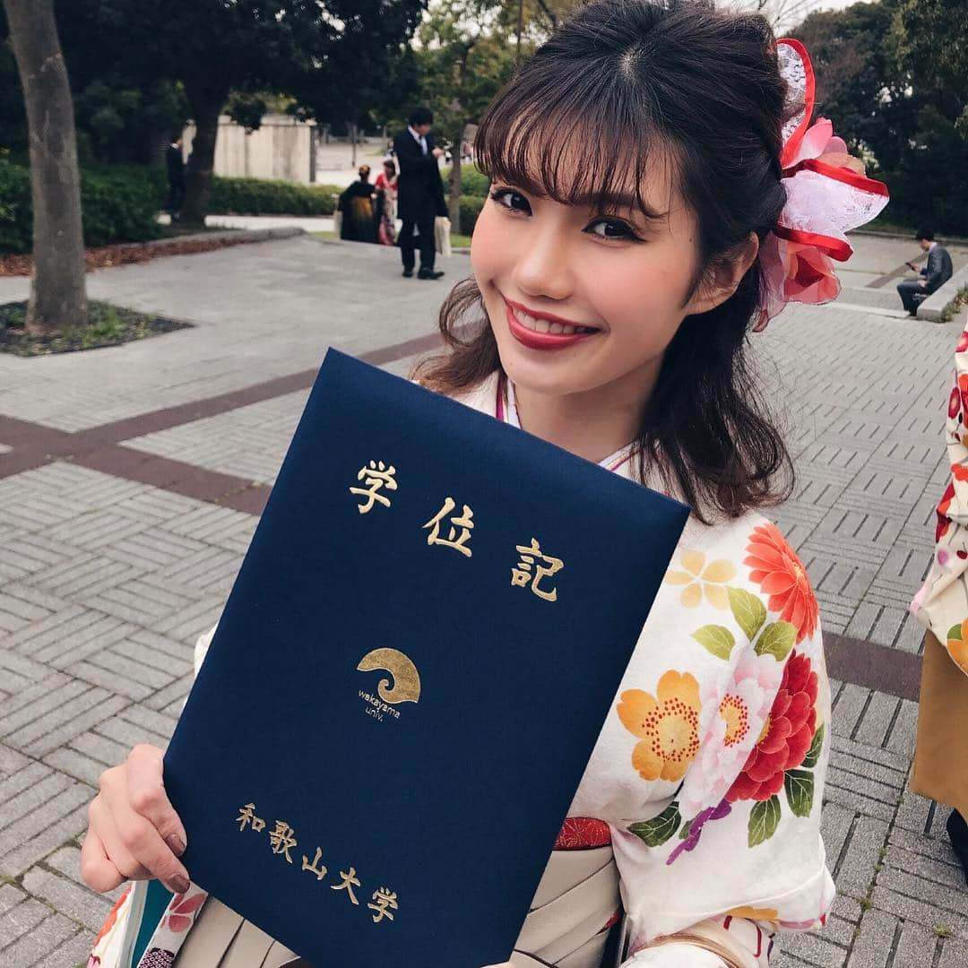 岡山瑠沙さんのインスタグラム写真 - (岡山瑠沙Instagram)「無事に卒業✌️🌸 大学生活がこんなに楽しくなると思ってなかった🥰 みんなありがとう♥️ 社会人頑張ります！ ・ #卒業 #卒業式 #袴 #袴ヘア #和歌山 #和歌山大学 #university #college #graduate #graduation #大学 #女子大生 #model #salonmodel #サロモ #感謝 #ありがとう #followforfollowback #follow4followback #likeforlikes #likeforfollow #like4likes #instagood #photography #instagram」3月26日 21時25分 - rusa_okayama