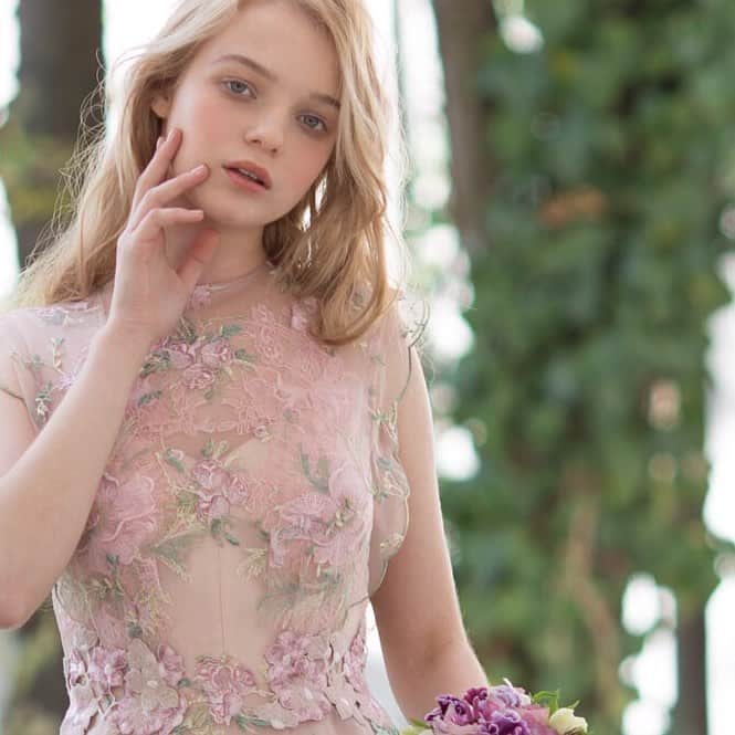 のインスタグラム：「* コラム更新しました✨ 《ウェディングドレスに合わせたい！トレンド小物を使ったコーデの黄金ルール 》 * コラムは @Dresses_weddingdress のプロフィールリンクよりご覧下さい🎈 TOPページまたは少し下にスクロールした“column”よりご覧いただけます。 * 〈お問合せ〉 ✉️dresses@dressthelife.jp 📞0120-791-249 * #ドレッシーズコラム#wedding#weddingdress#トレンドカラー#ウェディングドレス試着 #ウェディングドレス迷子#カラードレス試着#カラードレス迷子#ドレスショップ#ドレス探し #フォトウェディング#プレ花嫁 #花嫁ヘア#花嫁 #プレ花嫁#全国のプレ花嫁さんと繋がりたい#ドレス迷子 #ドレス試着 #ウェディングドレス#カラードレス#ドレス探し#結婚式#卒花嫁#2019春婚#2019夏婚#2019秋婚#2019冬婚#お色直しドレス#ピンクドレス」