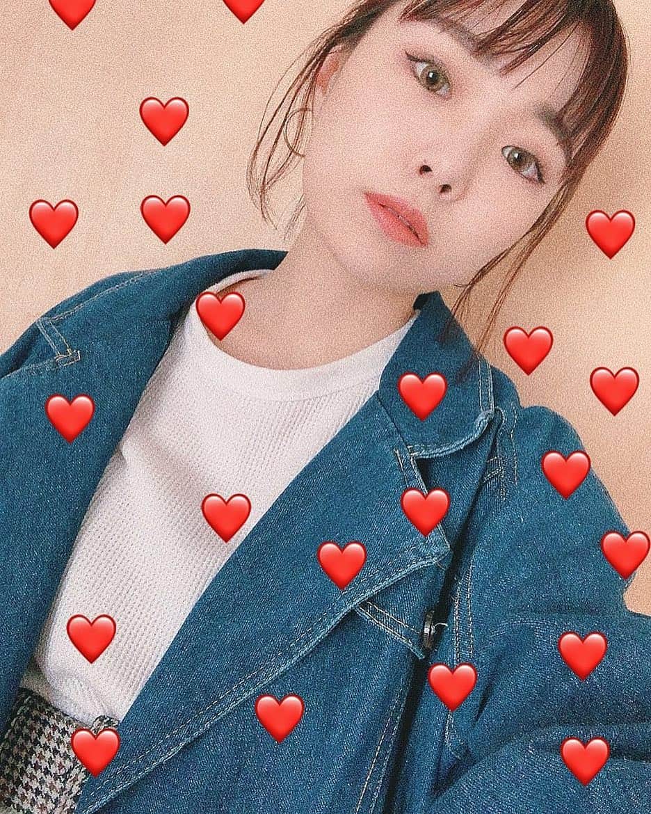 sayocoのインスタグラム：「最近ちょこんと一つ結び🐴❤️ そして赤リップもやめてみました。」