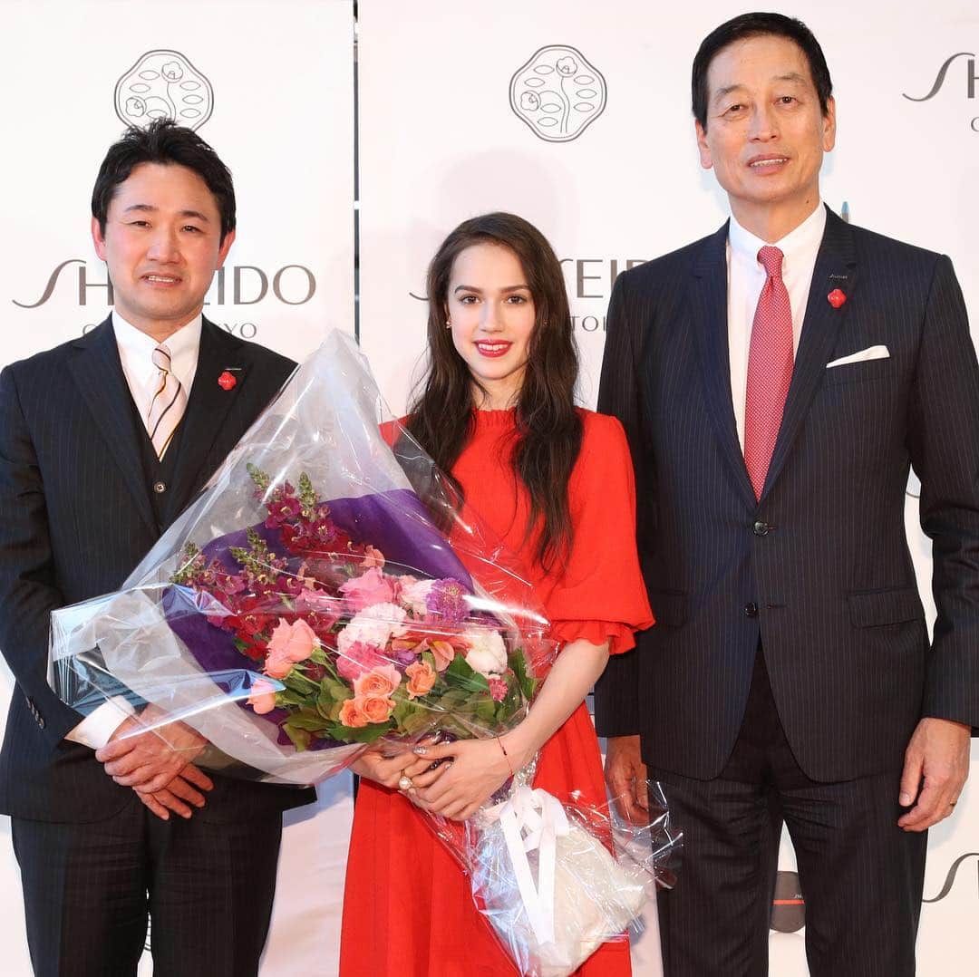 のインスタグラム：「World champion figure skater and SHISEIDO brand ambassador Alina Zagitova makes a personal visit to the Shiseido offices! President & CEO Masahiko Uotani and many employees showered her with a grand applause. Ms. Zagitova, congratulations on your victory!  @azagitova @shiseido #AlinaZagitova #zagitova #shiseido #アリーナザギトワ#ザギトワ #алиназагитова #загитова #資生堂 #资生堂」