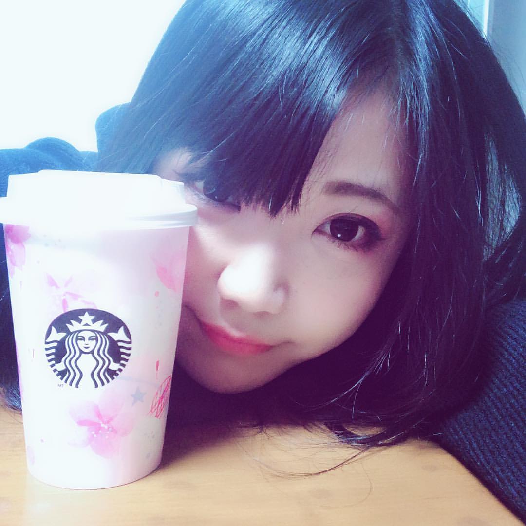 伊石真由のインスタグラム：「Spring🌸:) #役者 #声優 #actress #voiceactor #spring #桜 #sakura #starbucks #cafe #coffeetime #ムースフォームラテ #instagood #instafollow #happy #japan #japanesegirl」