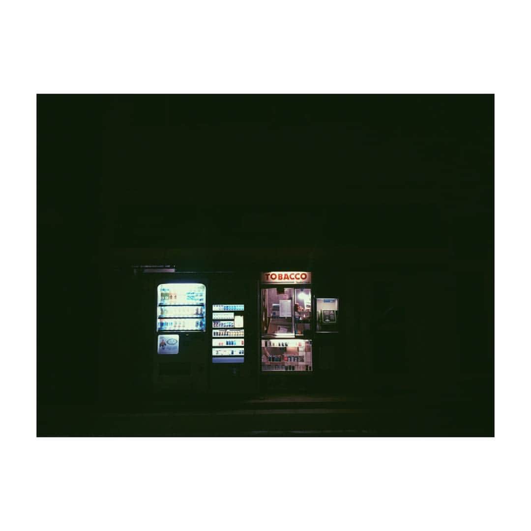 中井ノエミのインスタグラム：「👁🃏🎲🐾🎬🎱♟🚇 . . . #tokyo #tokyonight #photography #night #backstreet #wanderer #ghostintheshell #travel #vendingmachines #light #japan #explore #film #restless」