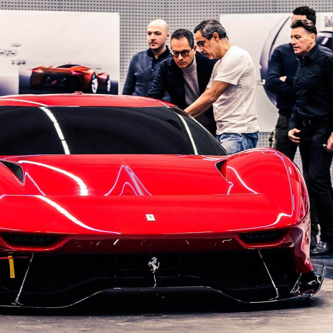 Ferrari APACさんのインスタグラム写真 - (Ferrari APACInstagram)「Working hand-in-glove with the engineering and aerodynamics team, @flaviomanzoni and his peers at the The Ferrari Styling Centre totally nailed the execution of this absolutely stunning car that’s akin to “a feline ready to pounce.” Click link in bio to relive the pursuit of excellence. #FerrariP80C #OneOff #Ferrari #CavallinoRampante」3月26日 21時31分 - ferrariapac