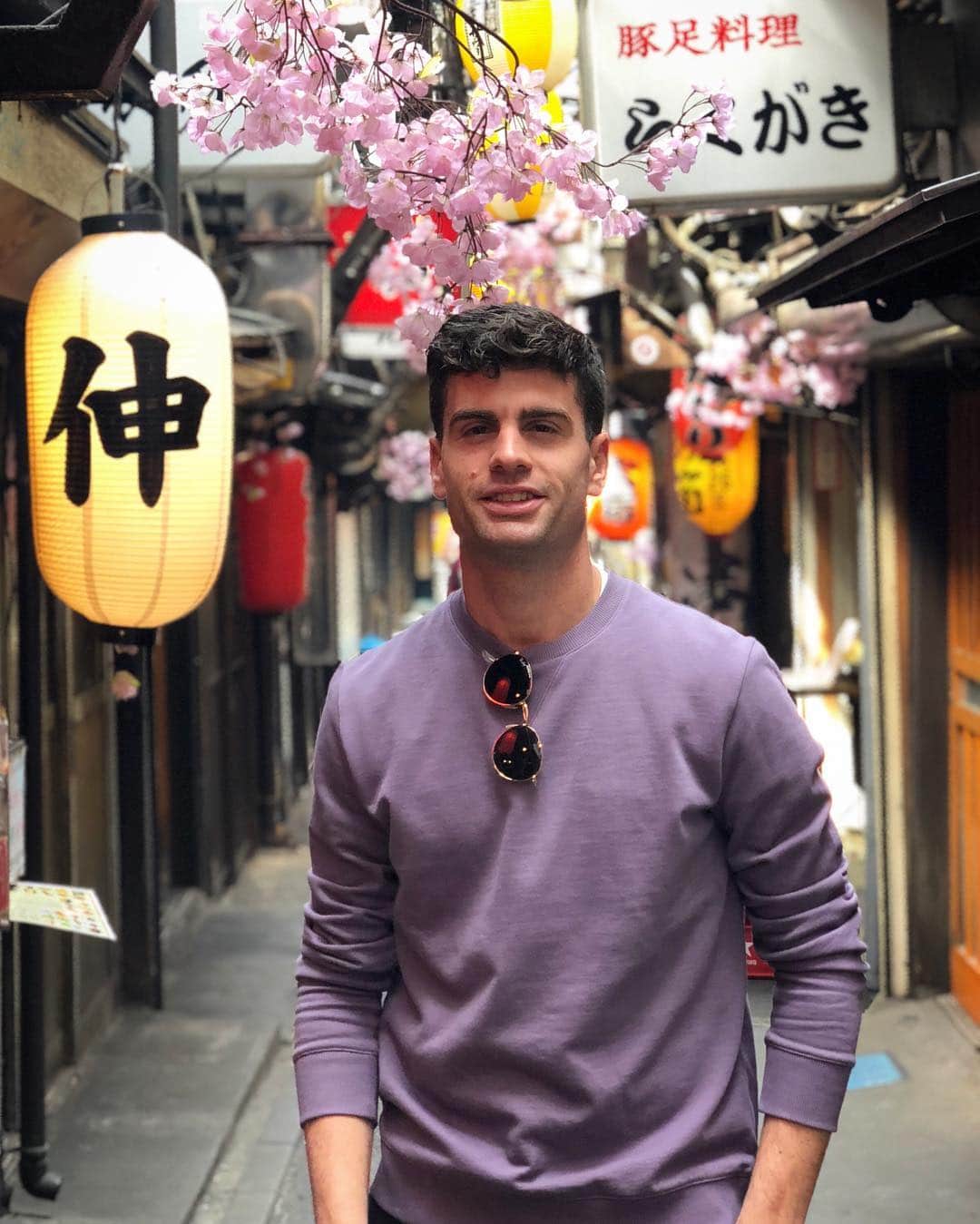 ハビエル・ラジャのインスタグラム：「Getting a bit ‘Lost in Japan’ but probably on purpose to find these authentic alleys 🌸🇯🇵✌️」