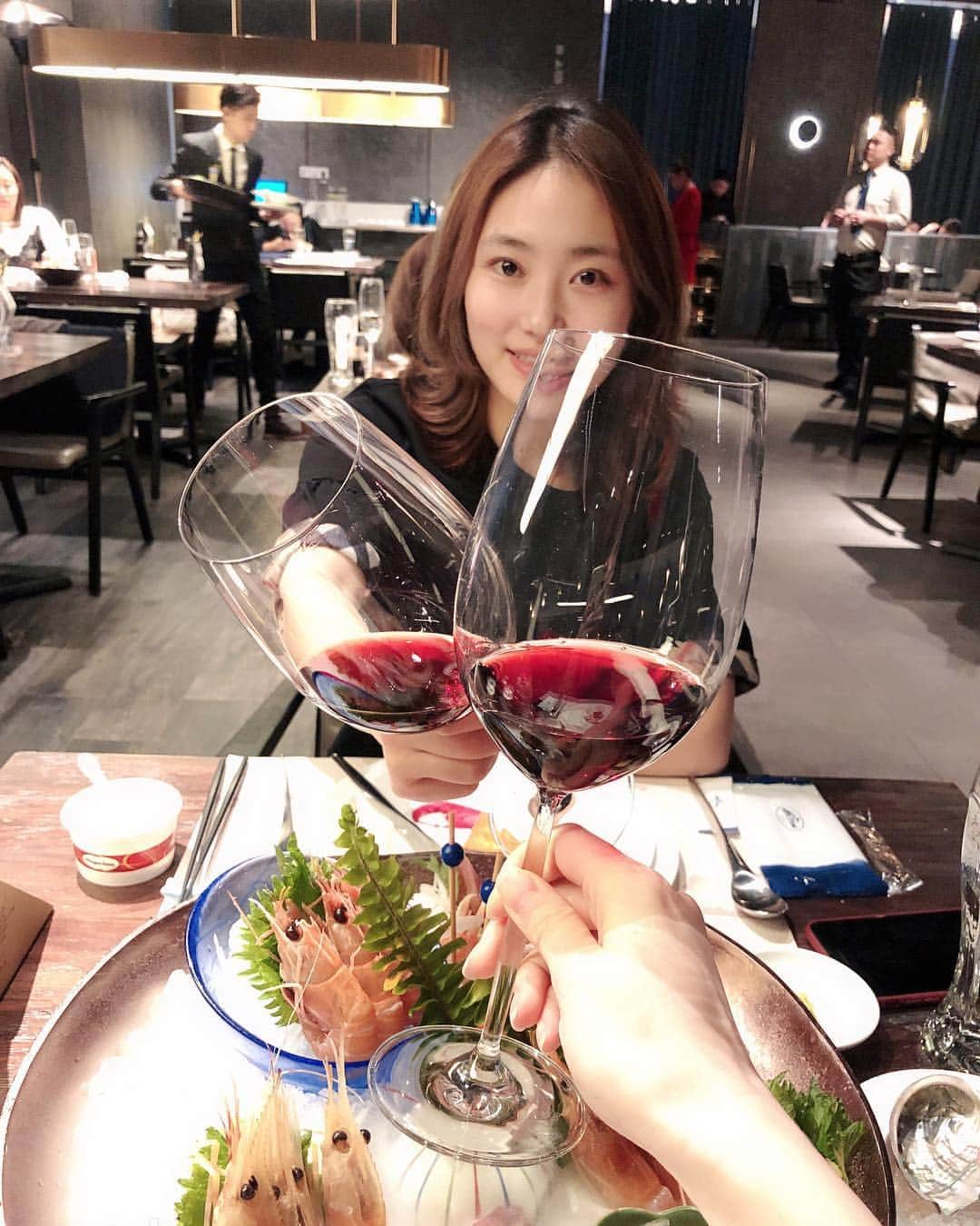耿冰娃のインスタグラム：「🥂」