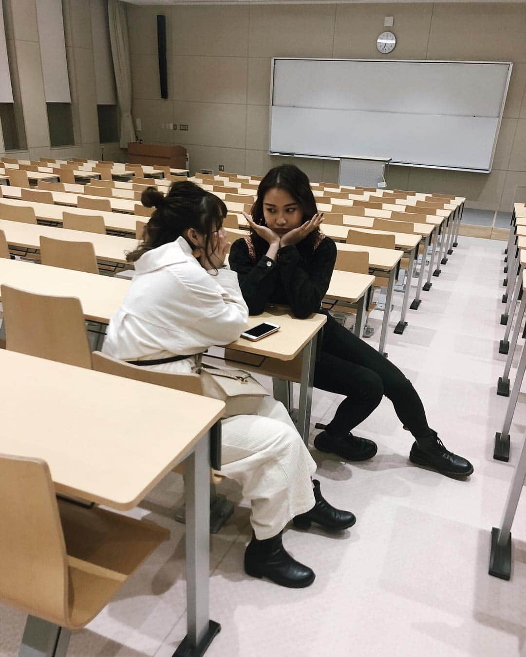 阿部紫夕那さんのインスタグラム写真 - (阿部紫夕那Instagram)「. 友達の大学に行って少しだけ 大学生気分してきたよ✌️💓 1枚目の写真お気に🤣❤️ . てか、肌の色も服もオセロすぎん？（笑） . #大学生 #気分 #大学 #って #自由だね」3月26日 21時32分 - shunatan317