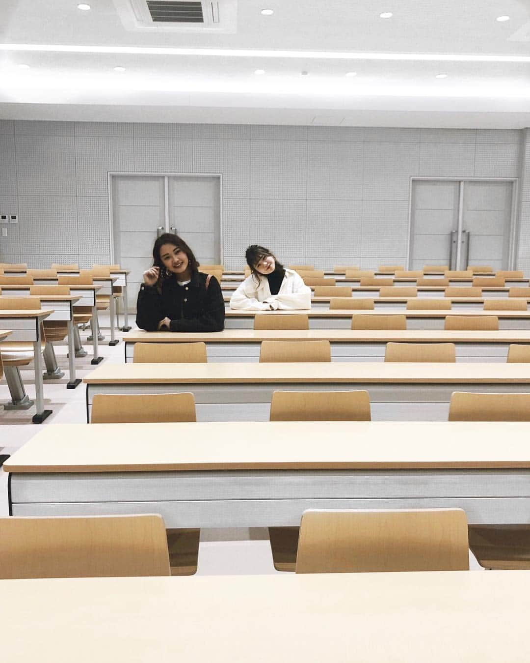 阿部紫夕那さんのインスタグラム写真 - (阿部紫夕那Instagram)「. 友達の大学に行って少しだけ 大学生気分してきたよ✌️💓 1枚目の写真お気に🤣❤️ . てか、肌の色も服もオセロすぎん？（笑） . #大学生 #気分 #大学 #って #自由だね」3月26日 21時32分 - shunatan317