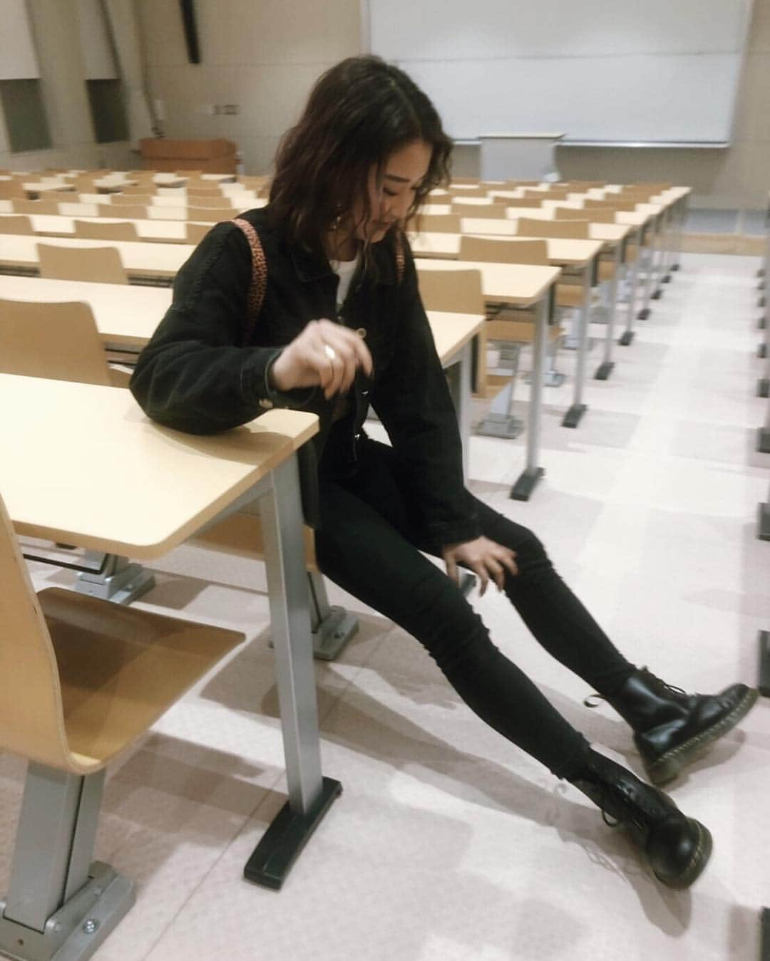 阿部紫夕那さんのインスタグラム写真 - (阿部紫夕那Instagram)「. 友達の大学に行って少しだけ 大学生気分してきたよ✌️💓 1枚目の写真お気に🤣❤️ . てか、肌の色も服もオセロすぎん？（笑） . #大学生 #気分 #大学 #って #自由だね」3月26日 21時32分 - shunatan317