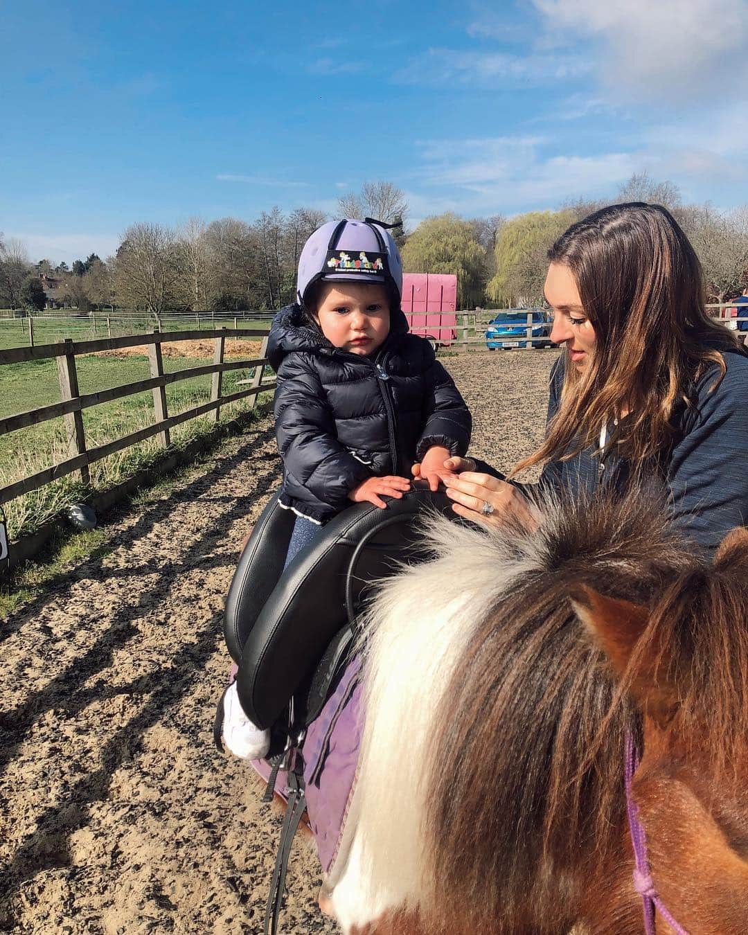 サム・フェアーズさんのインスタグラム写真 - (サム・フェアーズInstagram)「Morning ride 🐴 very proud mummy Rosie 🤗 (Lu Lu the horse whisperer 😉) x」3月26日 21時41分 - samanthafaiers