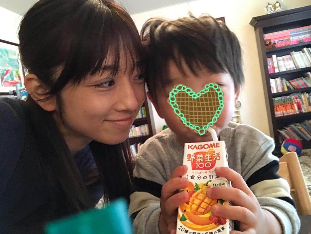 小倉優子さんのインスタグラム写真 - (小倉優子Instagram)「カゴメさんから野菜生活 100 をいただき、べジトレのプロモーションに参加しています😊❗️ 次男は、お野菜全般が苦手なので、お味噌汁などに入れて少しでも食べてもらえるように工夫しているものの😂😂 うまくいかない日も多いです❗️❗️ そんなお野菜嫌いを克服できるように今日から #べジトレを始めます✨✨ まずは1食分の野菜が使われているジュース、野菜生活100からチャレンジしたいと思います💓  初めは不思議そうな顔をしてたけど、最後まであっという間に飲んでいました😊  今日3/26～りんご味のアップルサラダも新発売されます☺️💓 ＃べジトレ部 ＃子育て」3月26日 21時35分 - ogura_yuko_0826