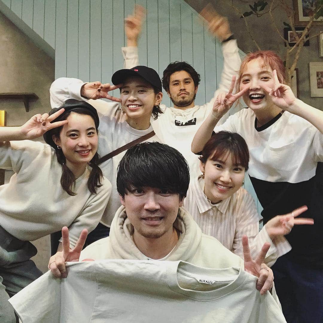 野口和弘のインスタグラム：「39歳になりました。 自分がもうそんな年齢なんて変な感じだけど、まだまだ若いもんには負けんよ。とにかく突き進むのみであります。 で、スタッフみんなからTシャツもらった！！嬉しいーーーー！！俺これ欲しかったやーつーーー！！今年の夏のスタメンになりそうです。 あと久々にみんなで集合写真撮れたことがなんだかすげー嬉しかった。 ほんとみんなありがとう！！ 39歳。サンキューの年。 今年は感謝を大切に。 みんなのために頑張るね。 #cieca. #happybirthday」