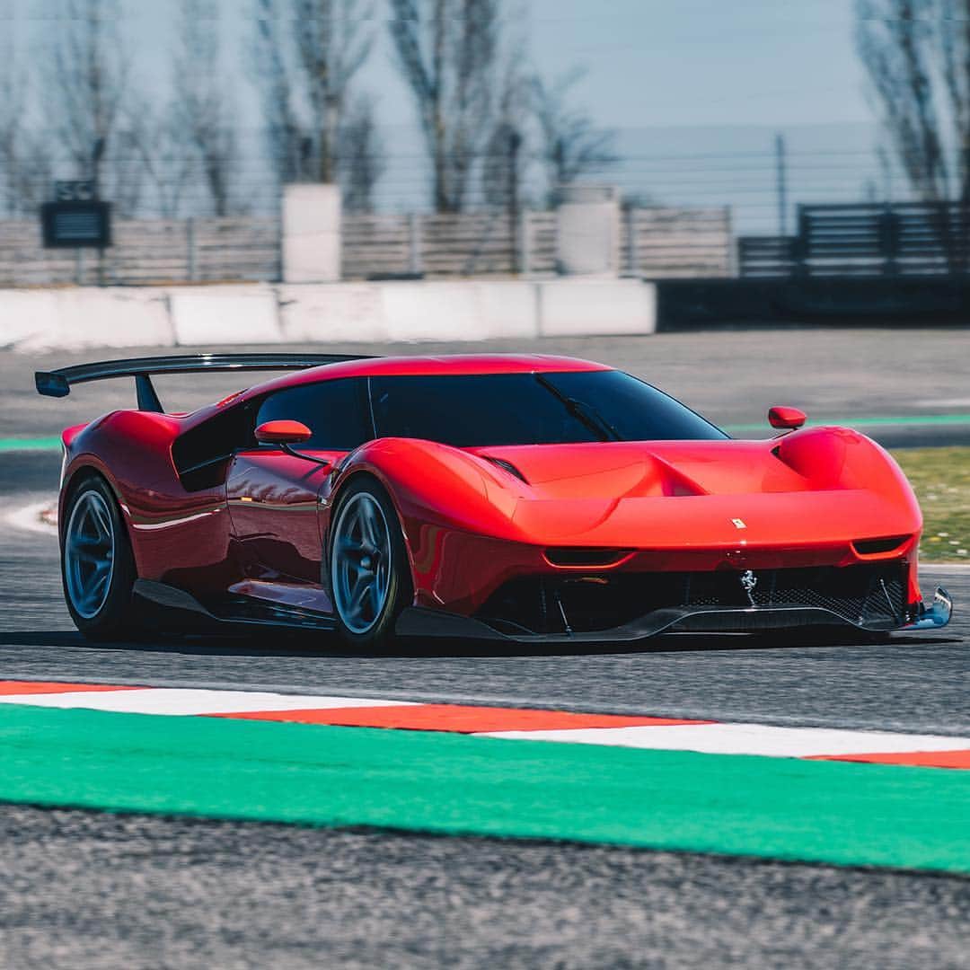 Ferrari APACさんのインスタグラム写真 - (Ferrari APACInstagram)「What does it mean to own a #OneOff Ferrari?  Designed solely for the race track, the #FerrariP80C sets a new record not only for its inaugural appearance in the current Ferrari range, but also for its superb race track performance.  Click link in bio to explore all aspects of this exclusive ride. #Ferrari #CavallinoRampante」3月26日 21時37分 - ferrariapac