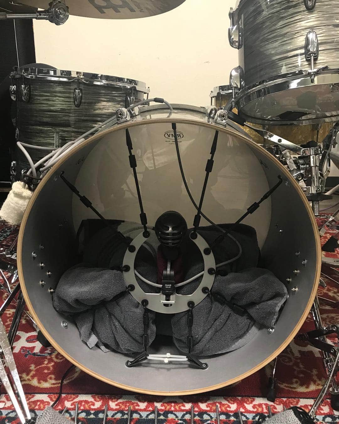 のインスタグラム：「バスドラム内設置マイク。久々に見ましたが…やはりかっこいい。#gretschdrums」