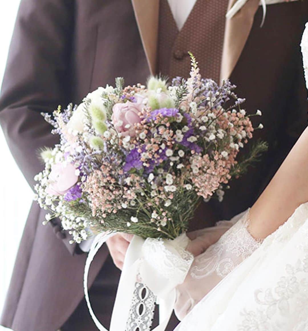 ベストブライダル公式さんのインスタグラム写真 - (ベストブライダル公式Instagram)「@bestbridal.jp 💒 ベストブライダルの花嫁さんは #ベストブライダル もしくは  #BB花嫁 にお写真を投稿してください♩ . . 会場名：#アートグレイスウエディングコースト大阪 ＠art_grace_wedding_coast . . お二人のナチュラルな魅力が詰まった大人可愛いウェディング🍃 . こちらは、アートグレイスウエディングコースト大阪で挙式をされた #卒花嫁 様のお写真です💓 . 淡いピンクのフェミニンなドレスと、王道を外さず上手に引き算されたナチュラルなコーディネートがとっても素敵✨ . 小花を中心とした繊細な #ブーケ や、カジュアルダウンした新郎様の衣裳とも相性抜群。透明感のある花嫁様の魅力が最大限に引き出されていますよね🎵 . 自然光が注ぐ、ナチュラルで温かい雰囲気の会場にもピッタリです💕 . ナチュラルウェディングがテーマの花嫁さんや、ナチュラルだけど可愛い雰囲気にもしたい花嫁さんは、この他のお写真も是非スワイプしてチェックしてみてくださいね💐 . . . ＼ウェディングフォト募集中❤️／ . 当アカウントでリグラムOKなベストブライダルの卒花嫁orプレ花嫁の皆様は、#ベストブライダル もしくは  #BB花嫁 のハッシュタグをつけて投稿をお願いします💕 . . ※BB花嫁に投稿があったお写真をリグラムする際は個別にご連絡は行っておりません🙇予めご了承ください＊* . . ＝＝＝＝＝＝＝＝＝＝＝＝ 💒ベストブライダルとは？ ＝＝＝＝＝＝＝＝＝＝＝＝ . ＊アートグレイス ＊セントグレース ＊アプローズスクエア ＊ストリングス ＊アフロディテ . など、全国（東京、横浜、浦安、千葉、仙台、名古屋、大阪、京都）でゲストハウスを運営し、多くのお客様の人生の節目となるウエディングを手がけています💕 . また、多くのお客様にお帰りいただけるレストラン、ホテルもご用意しています🍴 . . 💒【各会場のアカウントについて】 私たちの会場は @bestbridal.jp のフォロ一覧からご覧頂けます✨ . 💐【ブライダルフェアの予約について】 各会場のアカウントのプロフィールURL🔗にある会場HPからご予約いただけます✨ . . ＝＝＝＝＝＝＝＝＝＝＝＝ 💗たくさんの、LOVEを届けよう ＝＝＝＝＝＝＝＝＝＝＝＝ . #たくlove 私たちのブランドスローガンは「たくさんの、LOVEを届けよう」💕 . お客様との出会いは、一生における祝福の瞬間を祝う、始まりです。 . 私たちはお客様との出会いを大切に、おふたりの人生を祝福し続ける存在でありたいと考えています🕊 . ベストブライダルは、世の中で1番、たくさんのLOVEが届く瞬間をお祝いする企業を目指します♡ . . . #結婚式 #花嫁 #プレ花嫁 #2019秋婚 #結婚式準備 #ウェディング #ウエディング #ベストブライダル #日本中のプレ花嫁さんと繋がりたい  #婚約 #新郎新婦 #結婚式場 #結婚式レポ  #2019春婚 #2020春婚 #ウェディングフォト #ナチュラルウェディング #2019夏婚 #ag花嫁  #ナチュラル」3月26日 21時40分 - bestbridal.jp