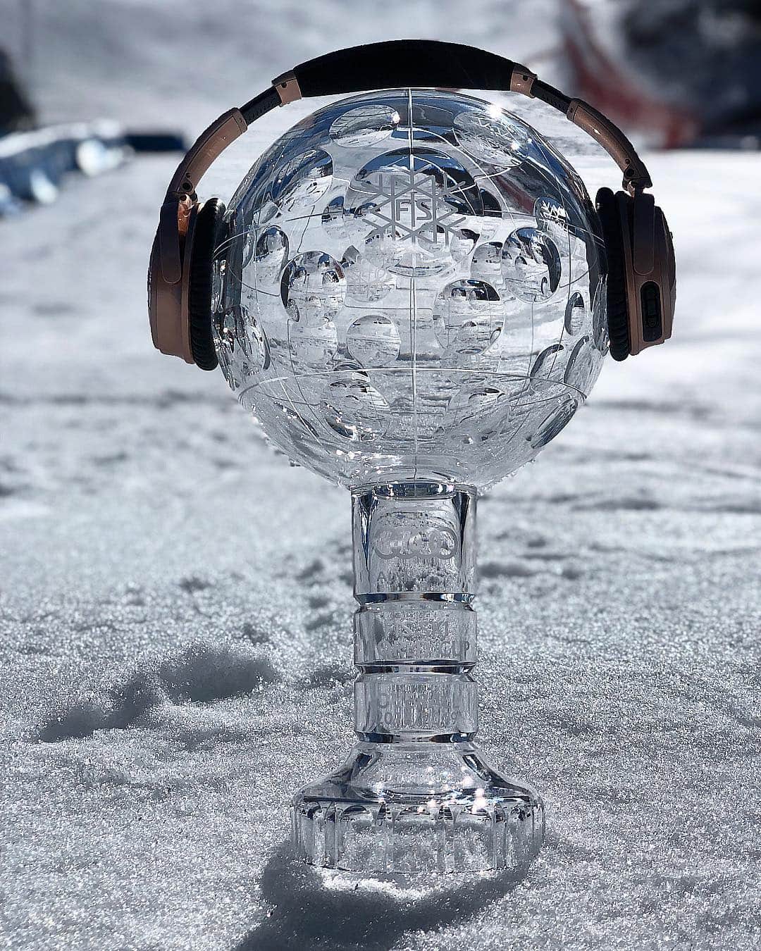 ミカエラ・シフリンのインスタグラム：「Globes have feelings too...sometimes all they want to do is just sit back, relax, and enjoy some tunes in the sunshine. 🏆🎧😎😜 @bose #QC35 II #teambose」