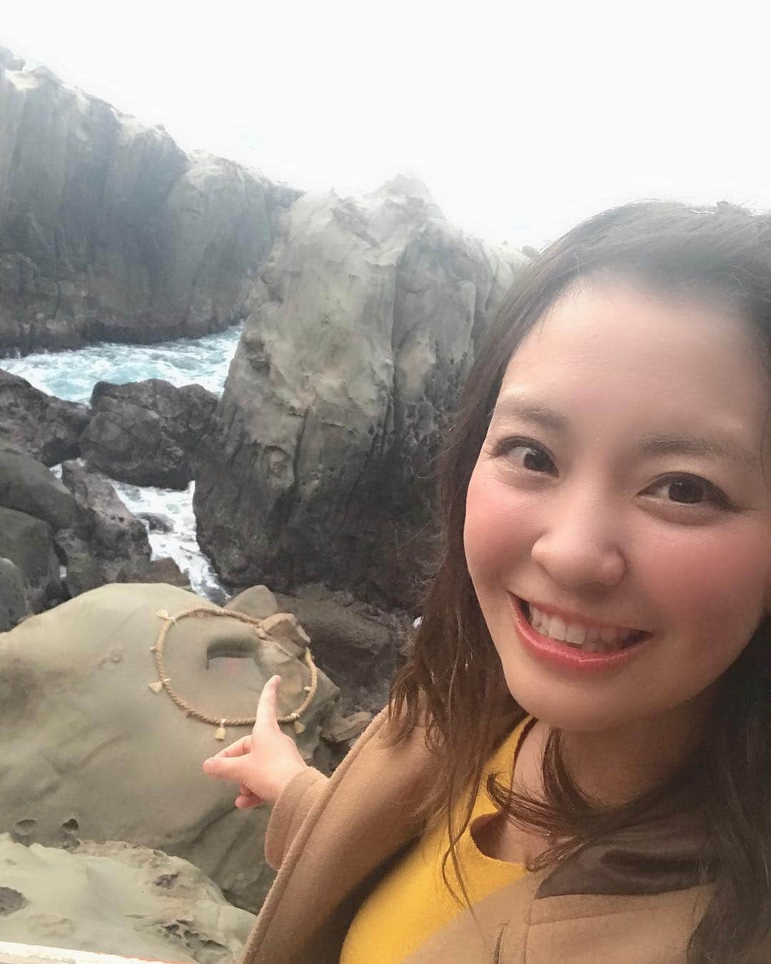 のインスタグラム：「. 昨日のトークライブでお話しましたが、 #宮崎キャンプ に行った帰りに #鵜戸神宮 へ #⛩ #運玉 を投げて崖の下にある縄の中に入ったら幸運がもたらされるらしくて挑戦⚾️いつも投げてる甲斐あってか、見事入りました😆👍なべ先輩はただでさえ難しいのにアンダースローで挑戦して自ら幸せを逃しました(笑) この幸運はピッチングで発揮されることを祈って練習したいと思います🐣💓💓 #宮崎 #パワースポット #ビビット #キテタラシイ #神社 #運玉 #幸運 #御守り #ピッチング #ここで生きた #miyazaki #japan #temple #powerspot #lucky #place #baseball #sbhawks #fukuoka #softbank #hawks #⚾️」