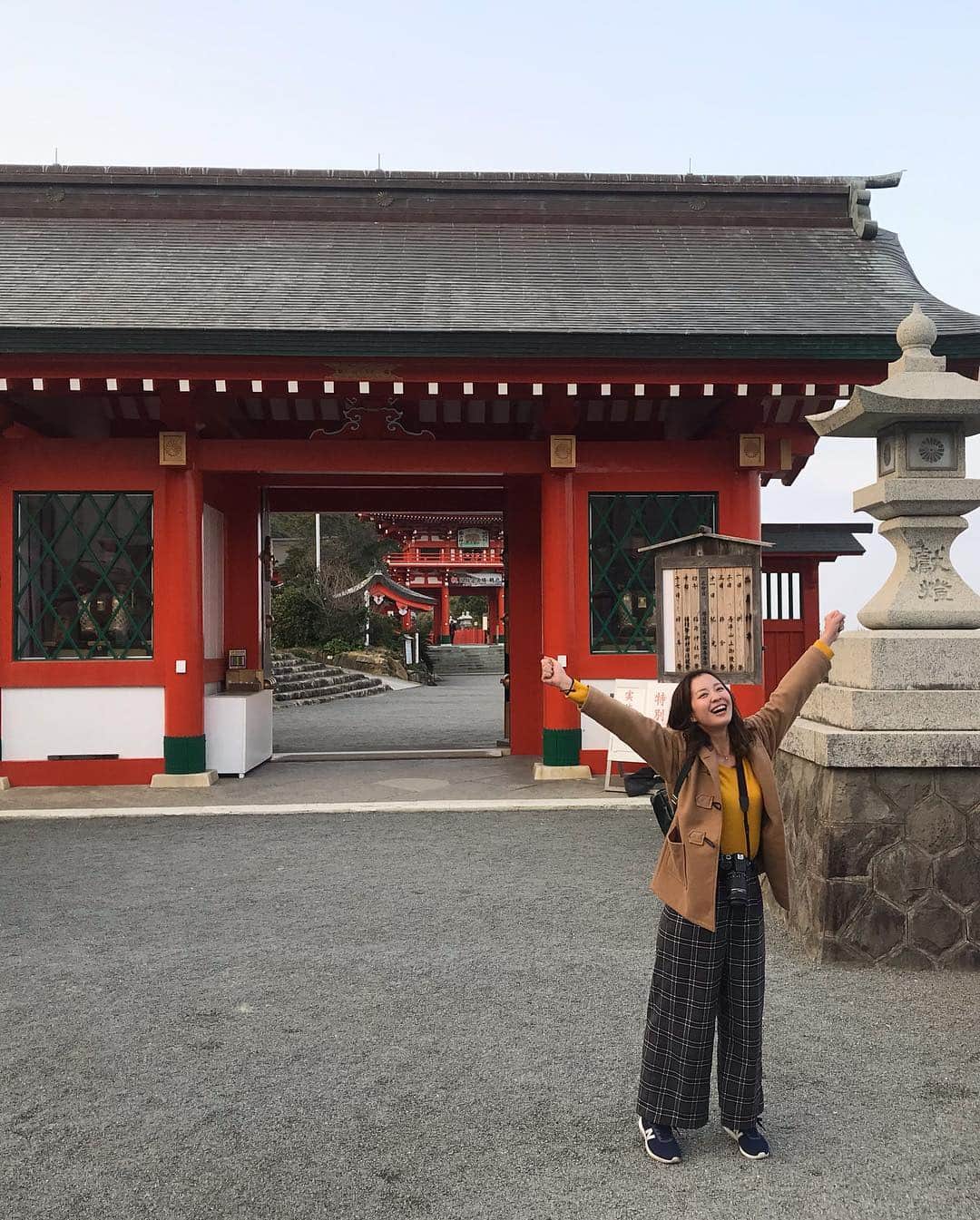 上杉あずささんのインスタグラム写真 - (上杉あずさInstagram)「. 昨日のトークライブでお話しましたが、 #宮崎キャンプ に行った帰りに #鵜戸神宮 へ #⛩ #運玉 を投げて崖の下にある縄の中に入ったら幸運がもたらされるらしくて挑戦⚾️いつも投げてる甲斐あってか、見事入りました😆👍なべ先輩はただでさえ難しいのにアンダースローで挑戦して自ら幸せを逃しました(笑) この幸運はピッチングで発揮されることを祈って練習したいと思います🐣💓💓 #宮崎 #パワースポット #ビビット #キテタラシイ #神社 #運玉 #幸運 #御守り #ピッチング #ここで生きた #miyazaki #japan #temple #powerspot #lucky #place #baseball #sbhawks #fukuoka #softbank #hawks #⚾️」3月26日 21時51分 - azumacks