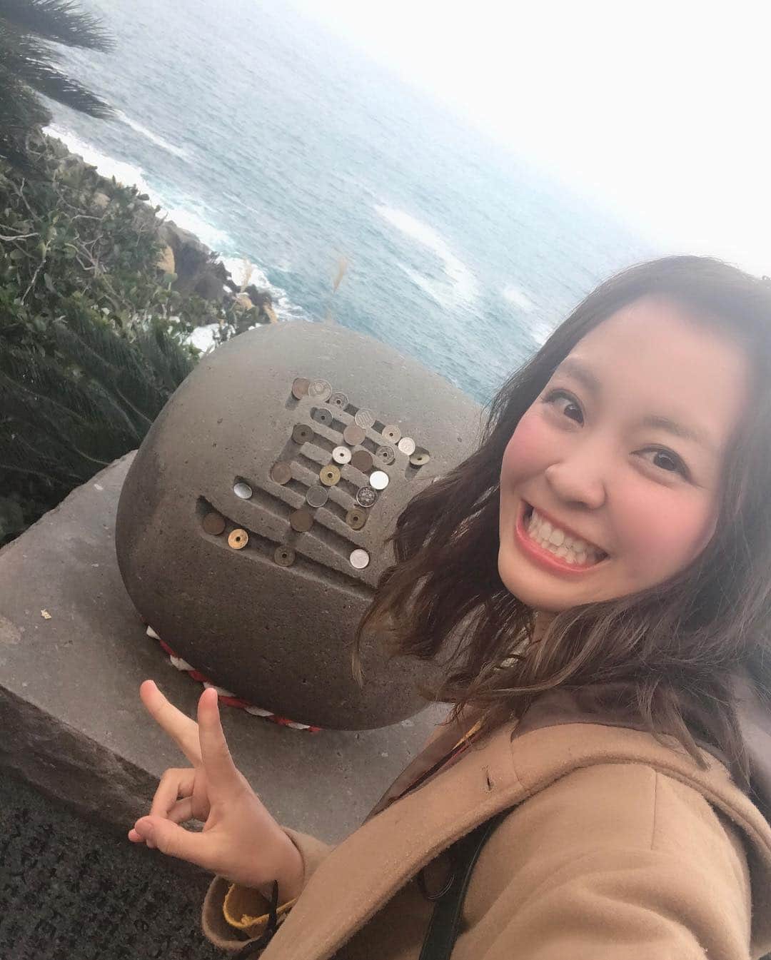 上杉あずささんのインスタグラム写真 - (上杉あずさInstagram)「. 昨日のトークライブでお話しましたが、 #宮崎キャンプ に行った帰りに #鵜戸神宮 へ #⛩ #運玉 を投げて崖の下にある縄の中に入ったら幸運がもたらされるらしくて挑戦⚾️いつも投げてる甲斐あってか、見事入りました😆👍なべ先輩はただでさえ難しいのにアンダースローで挑戦して自ら幸せを逃しました(笑) この幸運はピッチングで発揮されることを祈って練習したいと思います🐣💓💓 #宮崎 #パワースポット #ビビット #キテタラシイ #神社 #運玉 #幸運 #御守り #ピッチング #ここで生きた #miyazaki #japan #temple #powerspot #lucky #place #baseball #sbhawks #fukuoka #softbank #hawks #⚾️」3月26日 21時51分 - azumacks