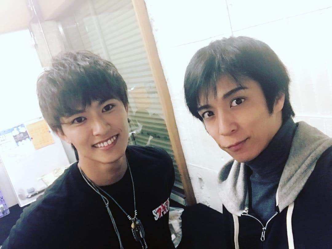 武田知大さんのインスタグラム写真 - (武田知大Instagram)「‪稽古2日目無事終わり。‬ ‪可愛い俊介😃‬ ‪#ニンニンジャー ぶりの再会。そして実は野球仲間だった俊介。またこうして共演出来る日が来るなんて😃 #THE面接 #西川俊介‬」3月26日 21時50分 - tomohir0917