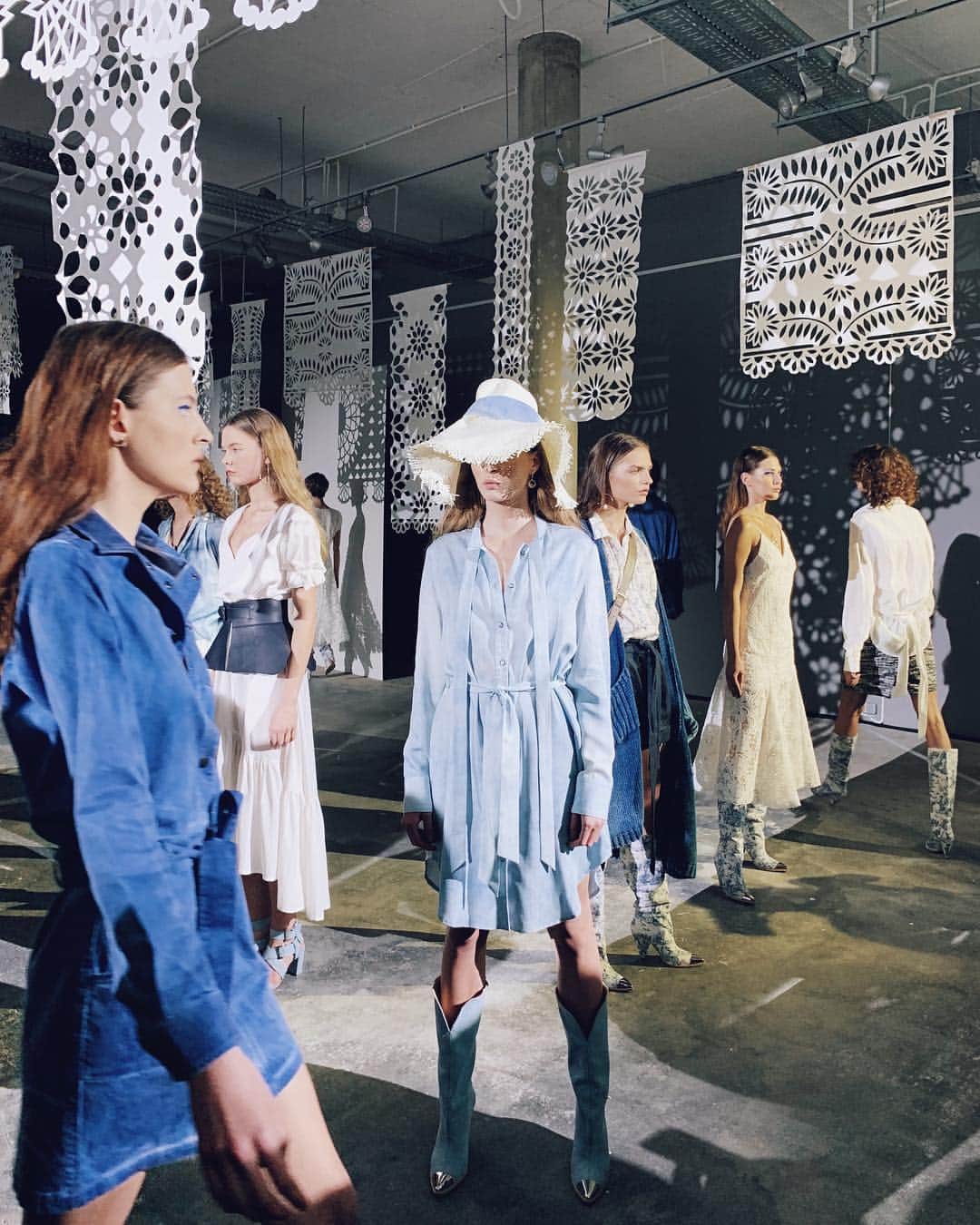 ELLE Polandさんのインスタグラム写真 - (ELLE PolandInstagram)「Błękit, kapelusze i delikatne wzory. Pokaz @lukaszjemiol wiosna-lato 2019 #polish #designers #ss19 #fashion #show」3月26日 21時50分 - ellepolska