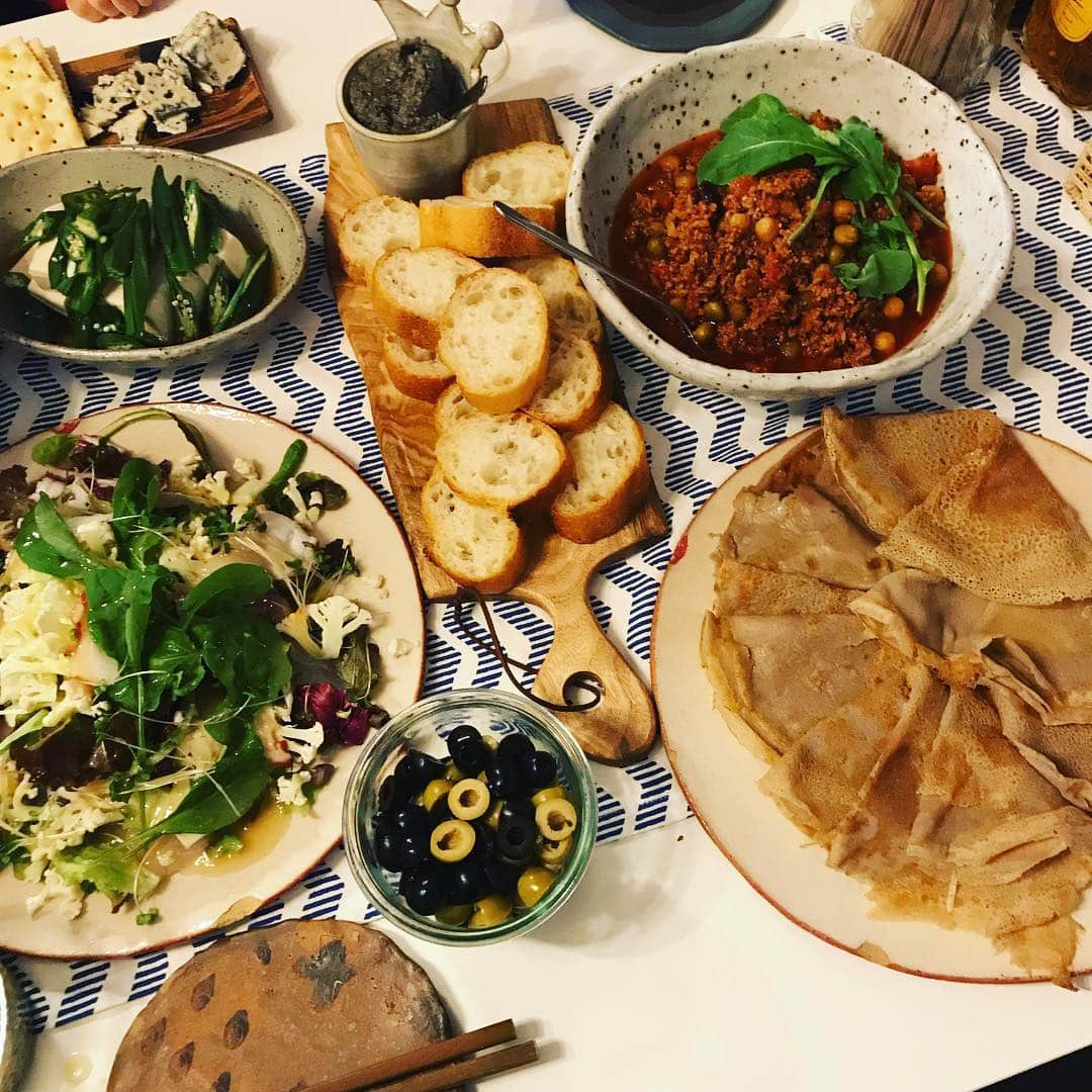 青木ロビンさんのインスタグラム写真 - (青木ロビンInstagram)「我が家で親戚同然のファミリーと 子等の卒業、進学祝い。 みんなおめでとう！  家族が多いのはいい事だ 料理も美味い、酒も美味い。」3月26日 21時42分 - aokirobin