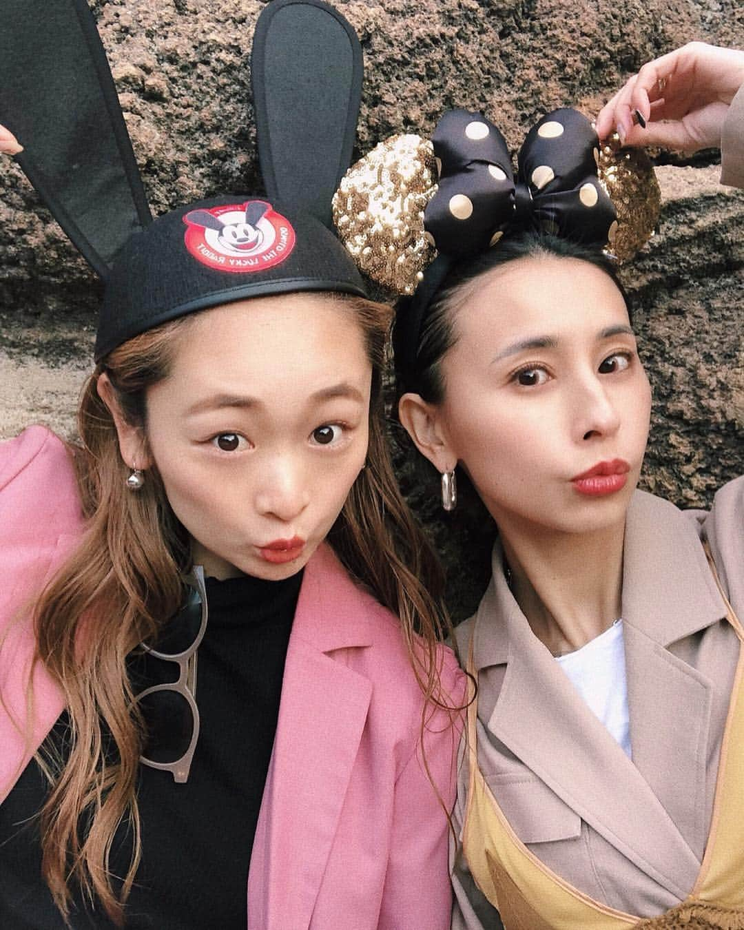 岩渕加恵さんのインスタグラム写真 - (岩渕加恵Instagram)「. MICKEYでキメちゃうよ〜ね〜🕺💓🕺 二人ともかなりのドヤ顔でw ポケットに手まで入れちゃったりしてw 凸凹で服もセットアップ風やしw だんだんお笑いコンビに見えてきて〜ん😂👏 . 洋服は @amerivintage のっ！👗 可愛いセットアップシリーズを 今回はバラバラで着てみたよ〜🐭👌💓 . #ameri #amerivintage #凸凹コンビ #リンクコーデ #ディズニー #ディズニーシー #ディズニーコーデ #ディズニー写真部 #LOVE #DISNEY ♡」3月26日 21時52分 - kae0113