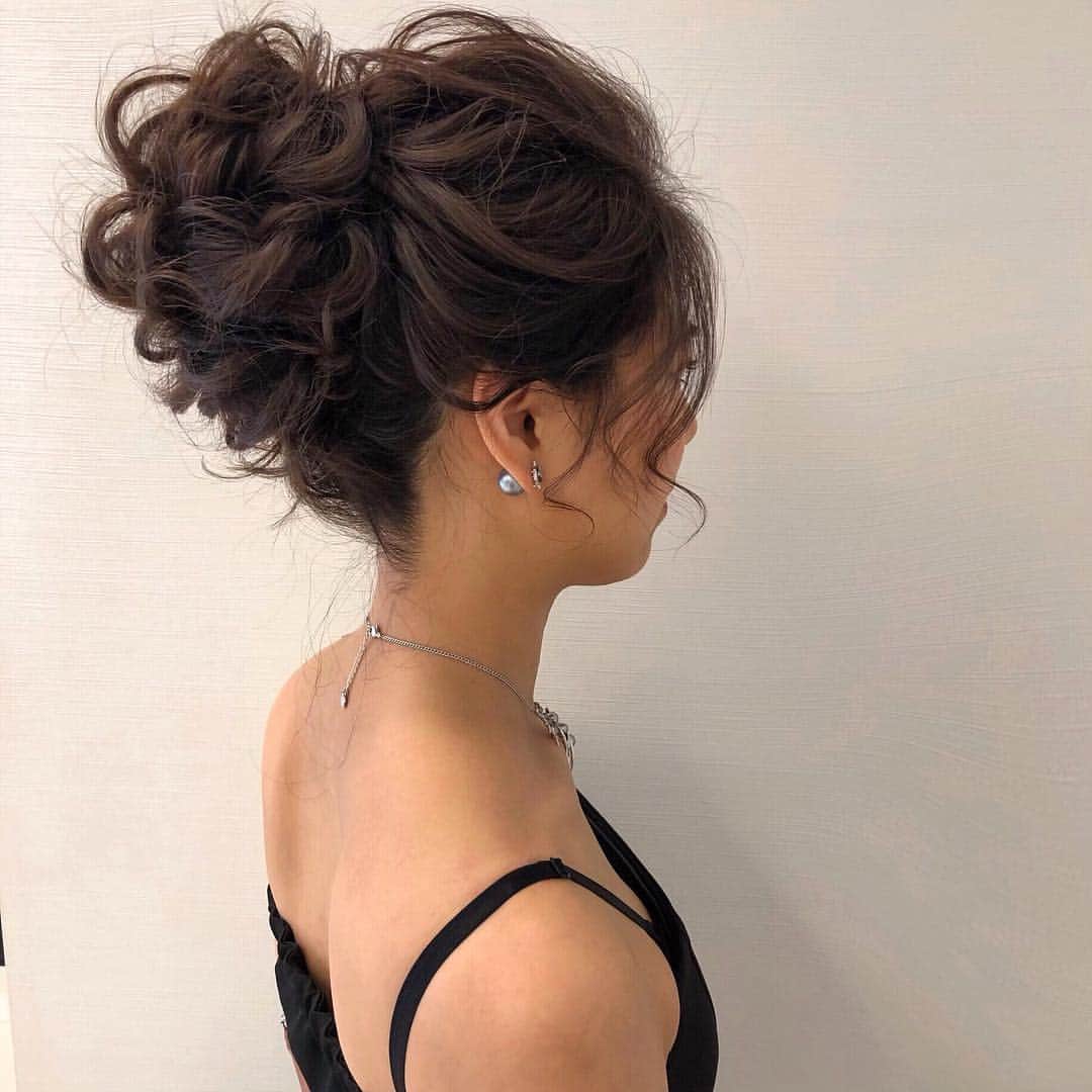 のインスタグラム：「先日のお客様。 高めゆるアップ。  #ヘアメイク #ヘアセット #ヘアアレンジ #ヘアスタイル #銀座#美容師 #ウェディング#ウェディングヘア #ブライダル#ブライダルヘア #結婚式#プレ花嫁#花嫁#前撮り#着物#浴衣 #シニヨン#ダウン#ダウンスタイル#編み込み#ヘアメイクリハーサル #bride#bridehair#bridal#updo#upstyle」