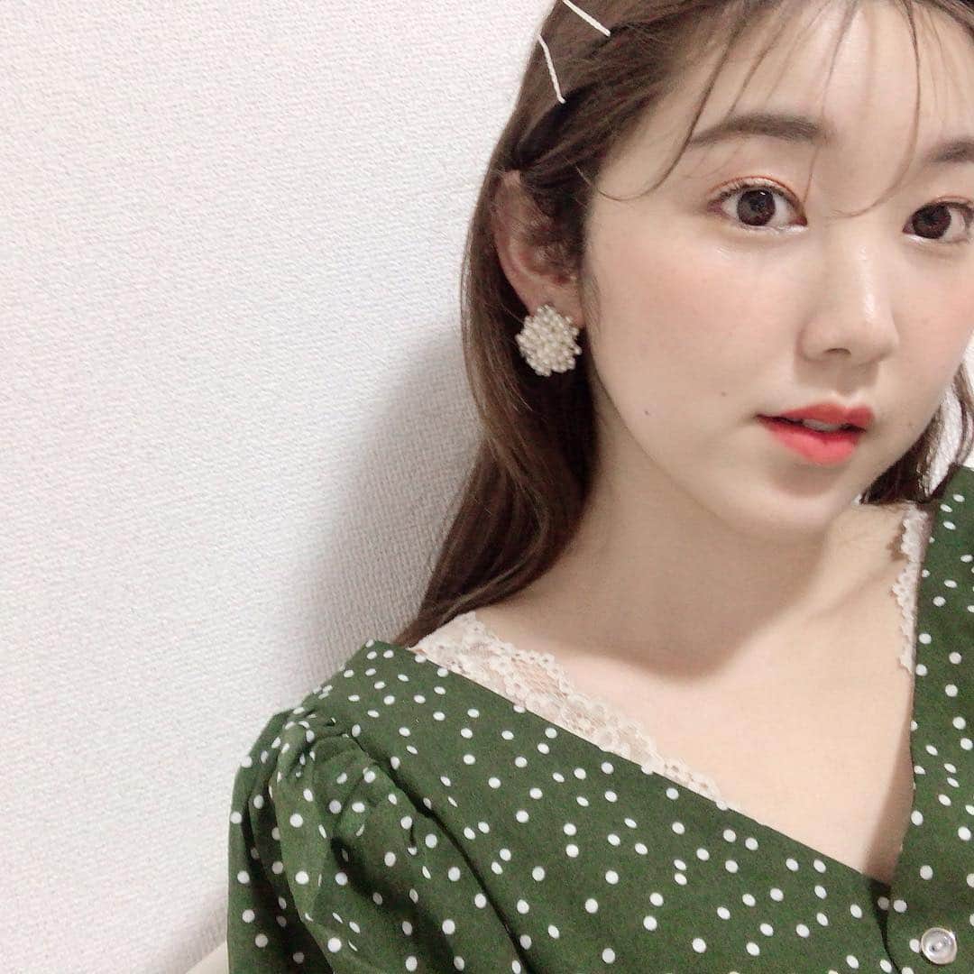 mina hinokuchiのインスタグラム：「. お気に入りのメイクとピアス🌼 この春はもっぱらオレンジメイクばかり☀︎ 最近のメイクはこの4つ使ってます🍊 . ピアスはやっとgetできたバブルパールピアス♡ イヤリングコンバーターでイヤリングに変えました♪♪(明日少しだけ再入荷します！) . ▼涙袋(目頭はゴールドシャドウ付けてます) #innisfree マイアイシャドウ マット 31 ▼アイホール #エレガンスクルーズ アイカラープレイフル V l04 ▼チーク #innisfree マイチーク 3 ▼リップ #3CE ベルベットリップティント GENTLE CORAL . #mina_メイク#whoswhochico #salonbychico」