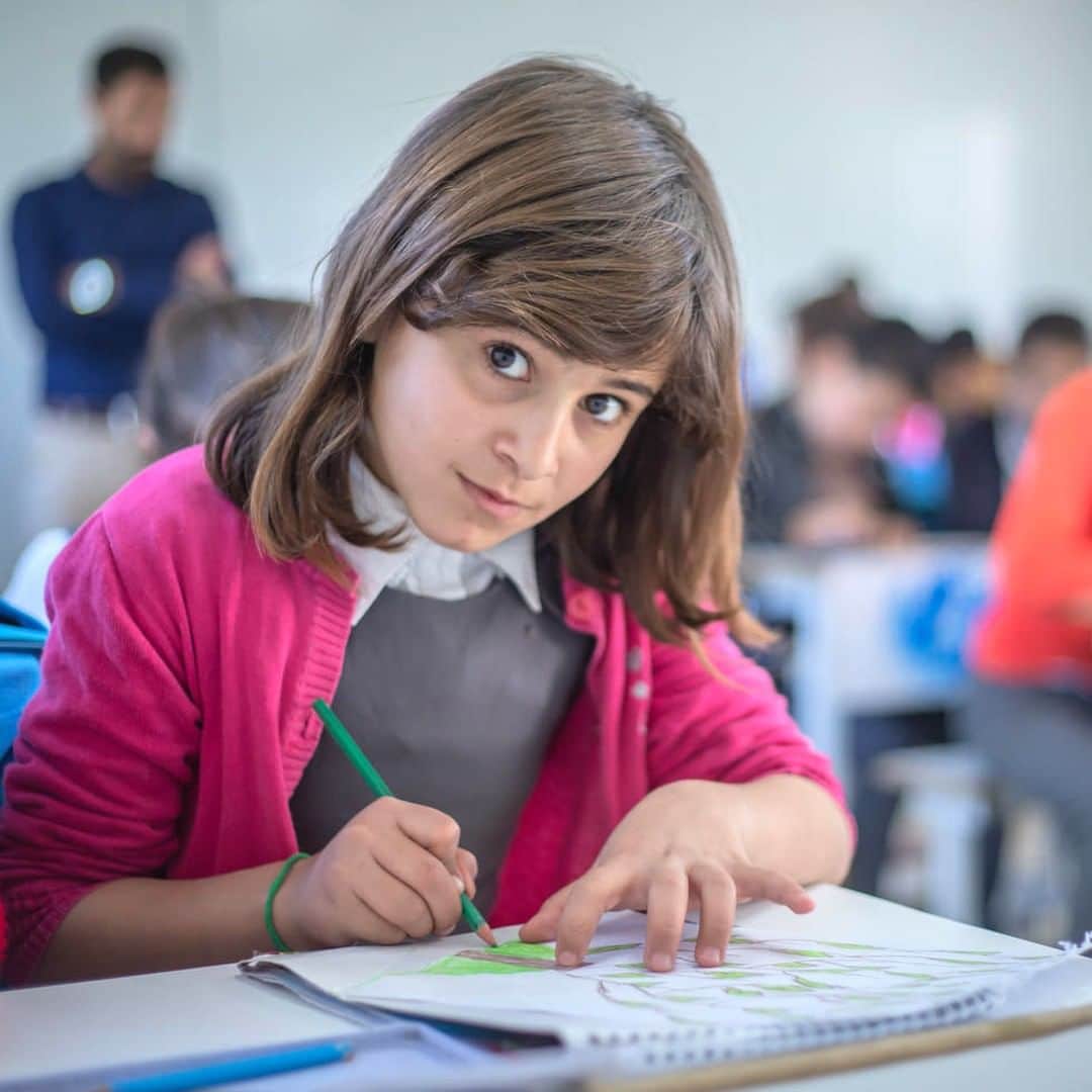 unicefさんのインスタグラム写真 - (unicefInstagram)「“Here I can complete my studies and get ready for university." Rodin, 11, is thinking ahead from her new classroom in Erbil, Iraq. Her school, recently built by UNICEF, provides a safe place to learn for over 500 Syrian and Iraqi students. © UNICEF/UN0284845/Anmar」3月26日 21時55分 - unicef