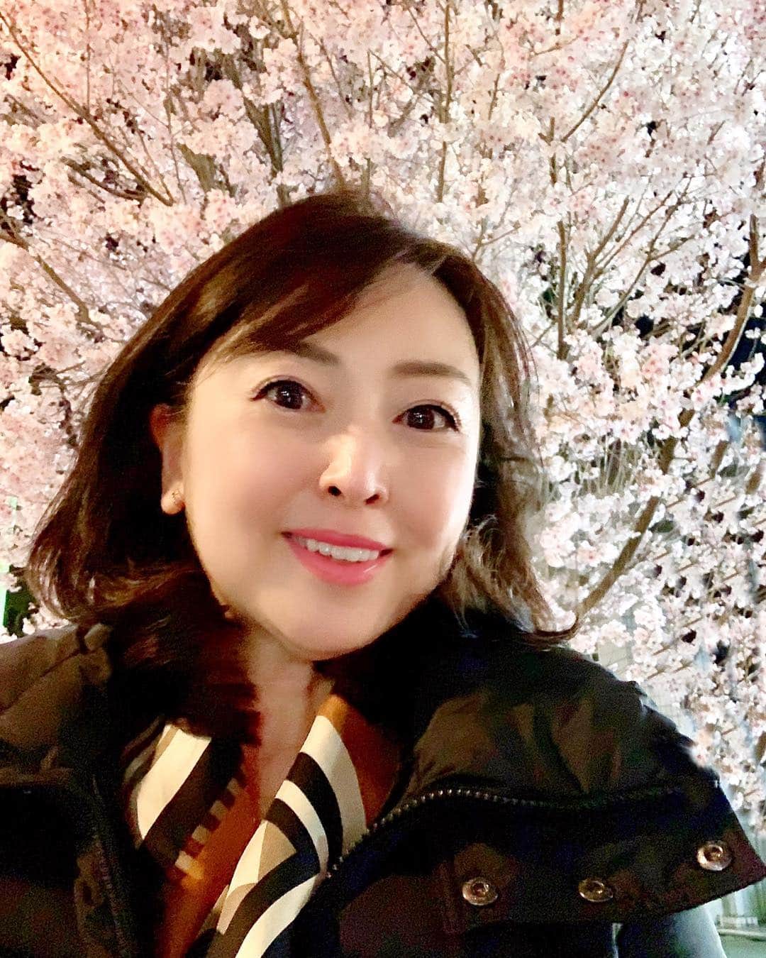 牛窪万里子さんのインスタグラム写真 - (牛窪万里子Instagram)「満開の桜を背景に♬ 何とも贅沢な気分🌸 #満開の桜 #桜 #sakura  #instajapan」3月26日 21時57分 - mariko_ushikubo