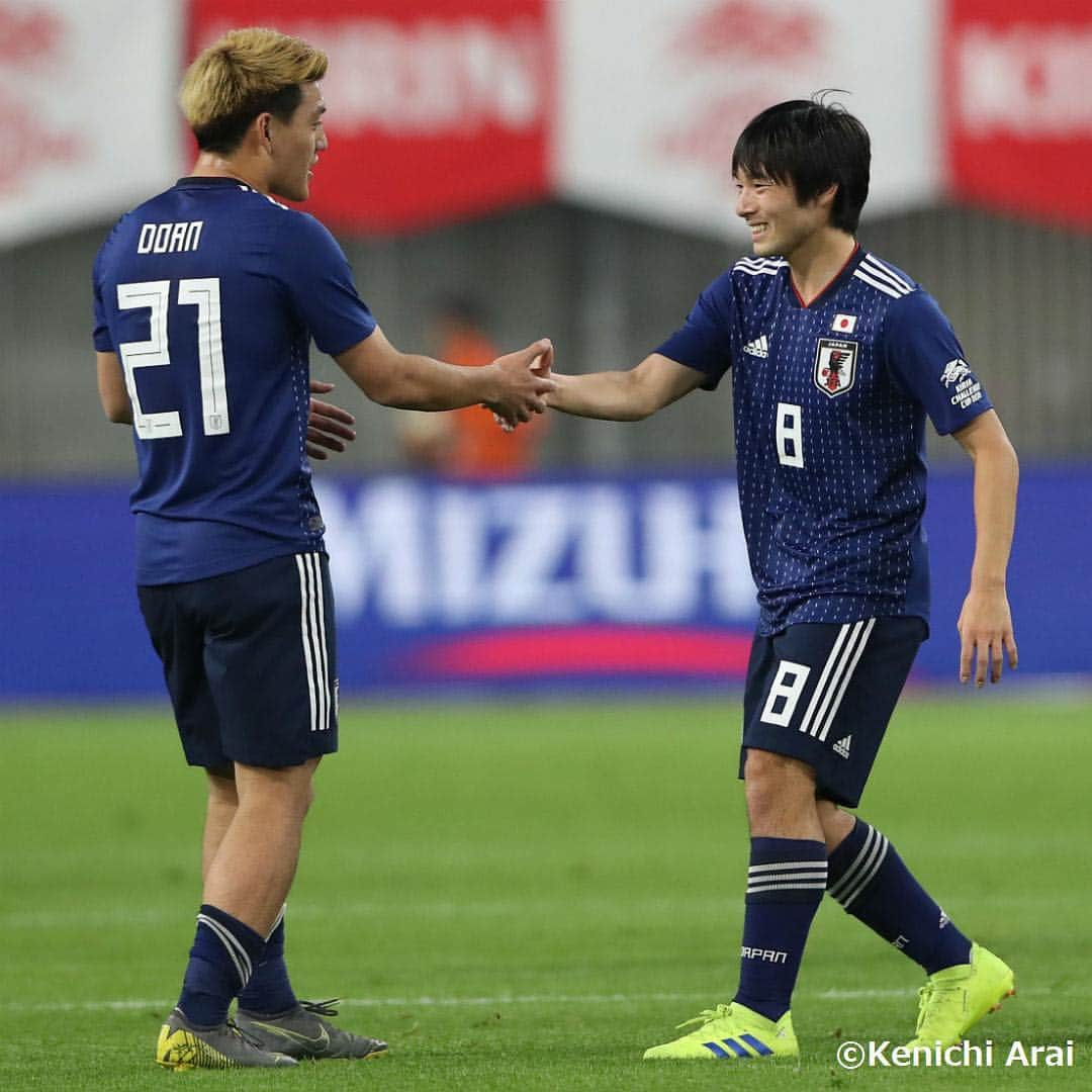 Goal Japanさんのインスタグラム写真 - (Goal JapanInstagram)「. ＼試合後、力強く握手🤝／ ボリビア戦で決勝点の起点となった #堂安律 と、冷静なフィニッシュを見せた #中島翔哉。 (Photo:Kenichi Arai) . 🏆キリンチャレンジカップ2019 🆚#日本代表 1-0 #ボリビア代表 ⚽#中島翔哉(76分) . #soccer #football #jfa #daihyo #samuraiblue #japan #bolivia #ritsudoan #shoyanakajima #サッカー #フットボール #⚽️」3月26日 21時58分 - goaljapan