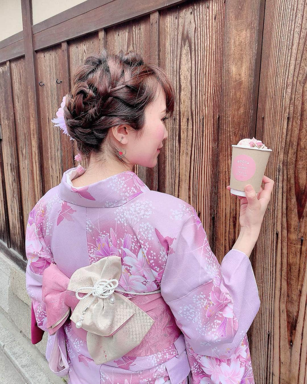 Miku Hirata 平田未来さんのインスタグラム写真 - (Miku Hirata 平田未来Instagram)「Visited Kyoto 👘the last time I cane here was .. ten years more?!💮 This time I could be a variety of experience including kimono 👘 coffees and Kitty 🐱 💓 * 京都といえば、 #八坂庚申堂 💓カラフルな #くくり猿 は大人気☺️💓 欲を我慢するという意味が込められているそうですが、私は煩悩だらけでお願い事は到底かなわないだろうな…🧐 * 寒い京都では、#roccaandfriendstruck (@rocca.truck )で 暖かいドリンクを飲みました🌸 #桜味大好き なので、クリームと甘酸っぱい #桜の花びら が好きになりました☺️💓 * 5枚目は、#京都嵐山 の、#和服キティ ちゃん💓寒いけどこちらにも癒されました😸💓 * #京都限定コーラボトル も、#桜デザイン で可愛すぎました☺️✨限定に弱いので、しっかりご当地キティもお土産に買いました💓 * * 淡路島から西明石に入ったところで、人の多さに驚きましたが、それだけ人気の京都。 古都ならではの文化や味をまた体験しに来たいです❣️ * #古都京都 #着物レンタル京都 #京都の旅  #子連れ京都 #子連れ旅行 #着物レンタル岡本 #レンタル着物岡本 #八坂の塔近く #ロッカアンドフレンズtruck #ロッカアンドフレンズトラック  #観光スポット巡り #可愛いスポット  #和服ヘア #和服コーデ #和服体验  #着物コーディネイト #着物コーデネート  #1歳ママ #3歳ママ #いいね返し #いいねした人全員フォローする」3月26日 22時08分 - miku.hirata