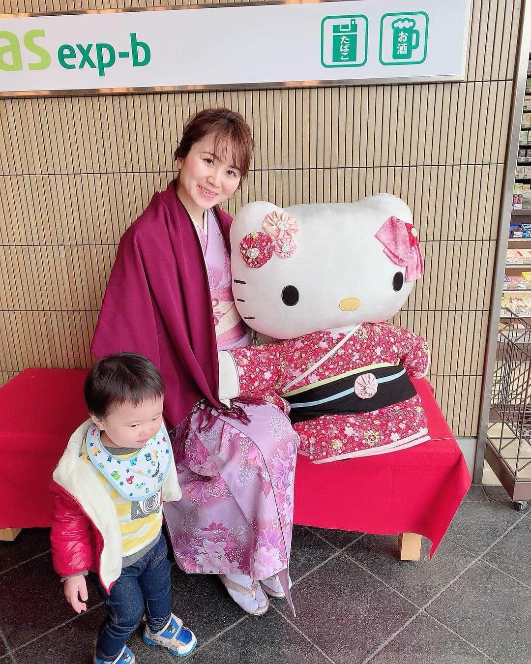 Miku Hirata 平田未来さんのインスタグラム写真 - (Miku Hirata 平田未来Instagram)「Visited Kyoto 👘the last time I cane here was .. ten years more?!💮 This time I could be a variety of experience including kimono 👘 coffees and Kitty 🐱 💓 * 京都といえば、 #八坂庚申堂 💓カラフルな #くくり猿 は大人気☺️💓 欲を我慢するという意味が込められているそうですが、私は煩悩だらけでお願い事は到底かなわないだろうな…🧐 * 寒い京都では、#roccaandfriendstruck (@rocca.truck )で 暖かいドリンクを飲みました🌸 #桜味大好き なので、クリームと甘酸っぱい #桜の花びら が好きになりました☺️💓 * 5枚目は、#京都嵐山 の、#和服キティ ちゃん💓寒いけどこちらにも癒されました😸💓 * #京都限定コーラボトル も、#桜デザイン で可愛すぎました☺️✨限定に弱いので、しっかりご当地キティもお土産に買いました💓 * * 淡路島から西明石に入ったところで、人の多さに驚きましたが、それだけ人気の京都。 古都ならではの文化や味をまた体験しに来たいです❣️ * #古都京都 #着物レンタル京都 #京都の旅  #子連れ京都 #子連れ旅行 #着物レンタル岡本 #レンタル着物岡本 #八坂の塔近く #ロッカアンドフレンズtruck #ロッカアンドフレンズトラック  #観光スポット巡り #可愛いスポット  #和服ヘア #和服コーデ #和服体验  #着物コーディネイト #着物コーデネート  #1歳ママ #3歳ママ #いいね返し #いいねした人全員フォローする」3月26日 22時08分 - miku.hirata